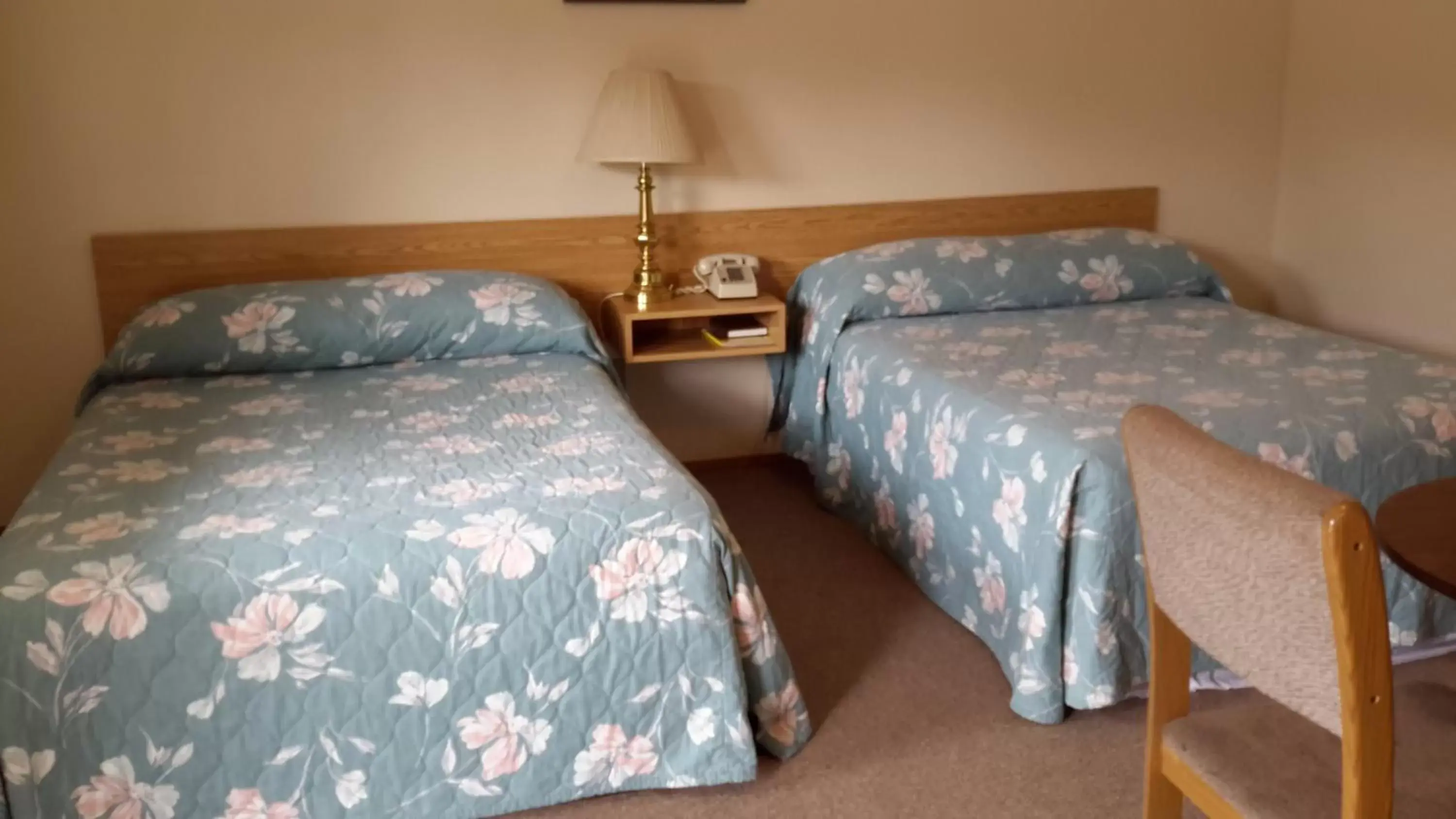 Bed in Mountain View Motel