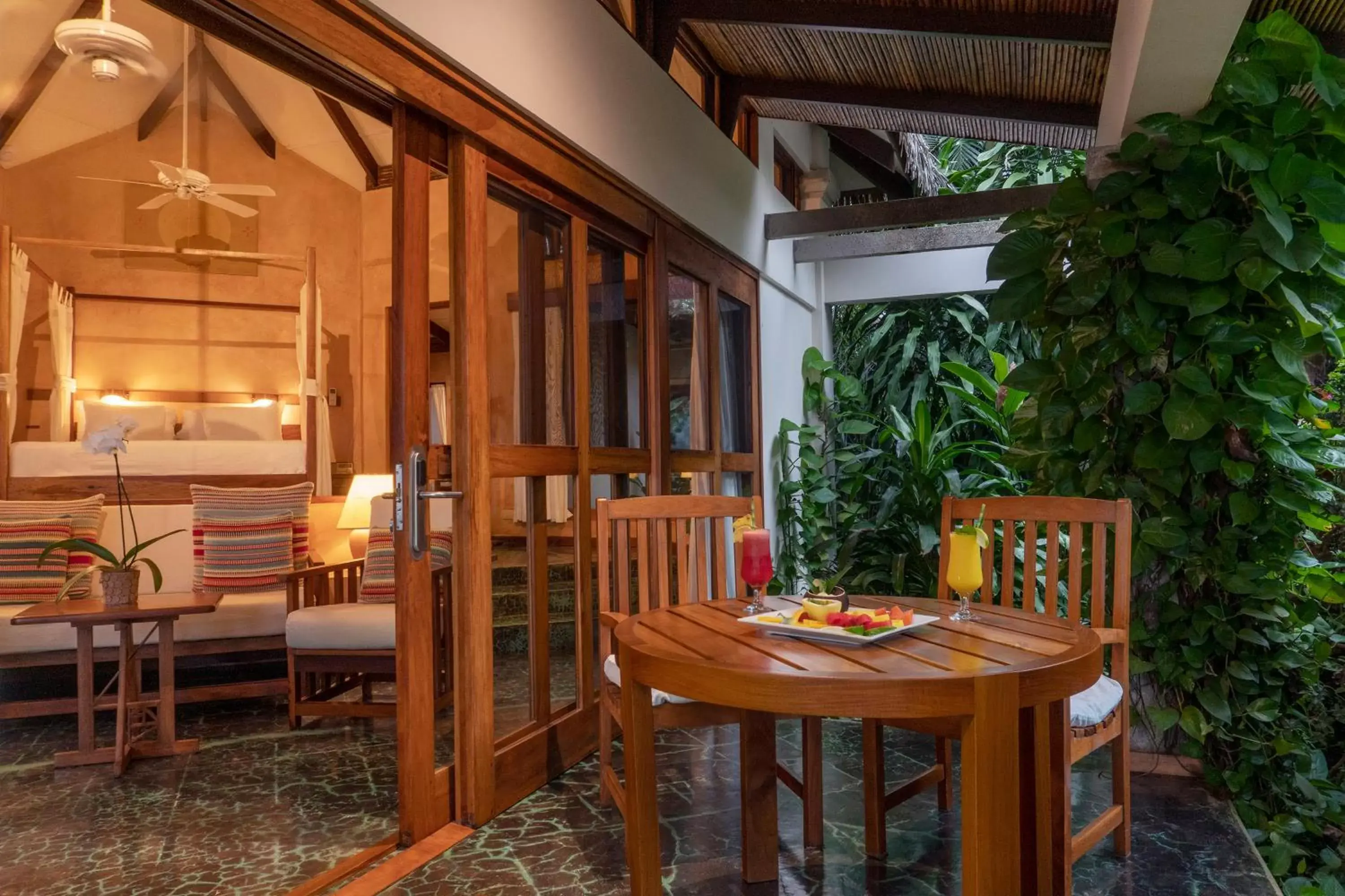 Balcony/Terrace, Restaurant/Places to Eat in Capitán Suizo Beachfront Boutique Hotel
