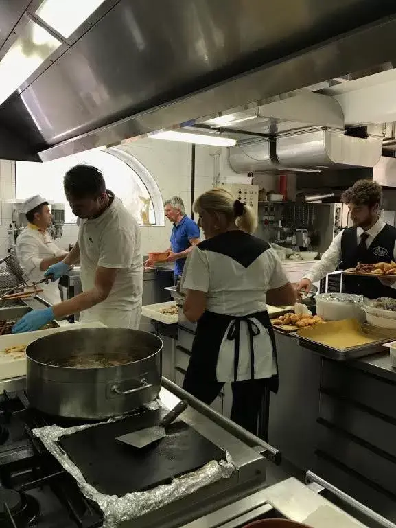 Lunch, Kitchen/Kitchenette in LH Albergo Il Picchio