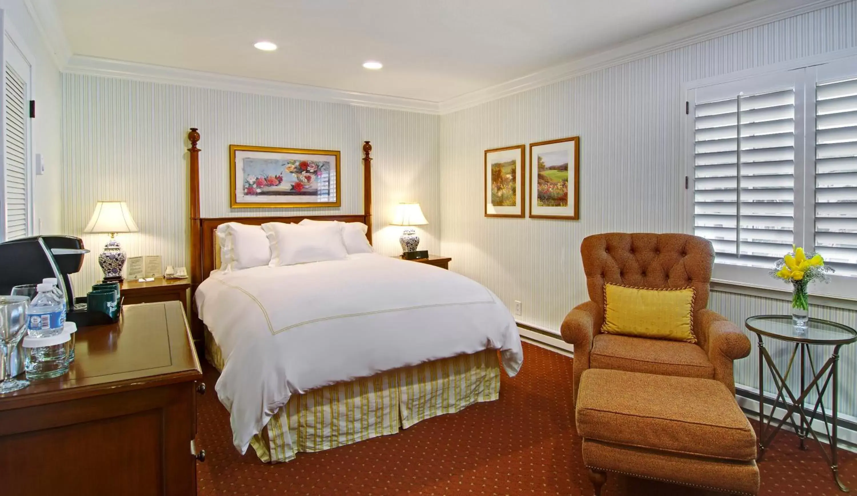 Seating area, Bed in Wayside Inn