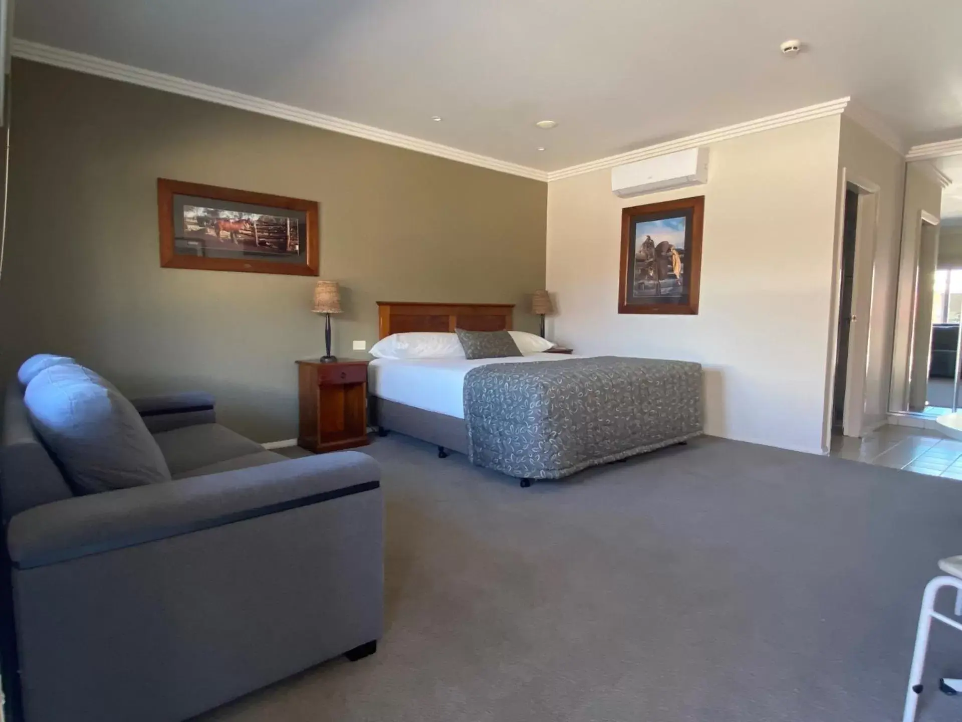 Bed, Seating Area in The Saltbush Motor Inn