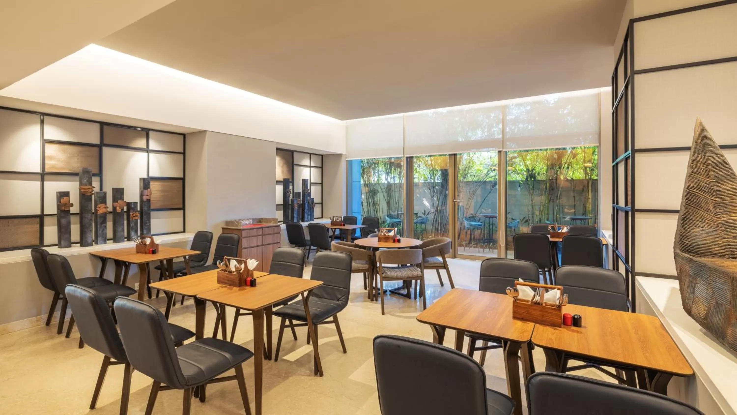 Restaurant/places to eat in ibis Mumbai Airport - An Accor Brand