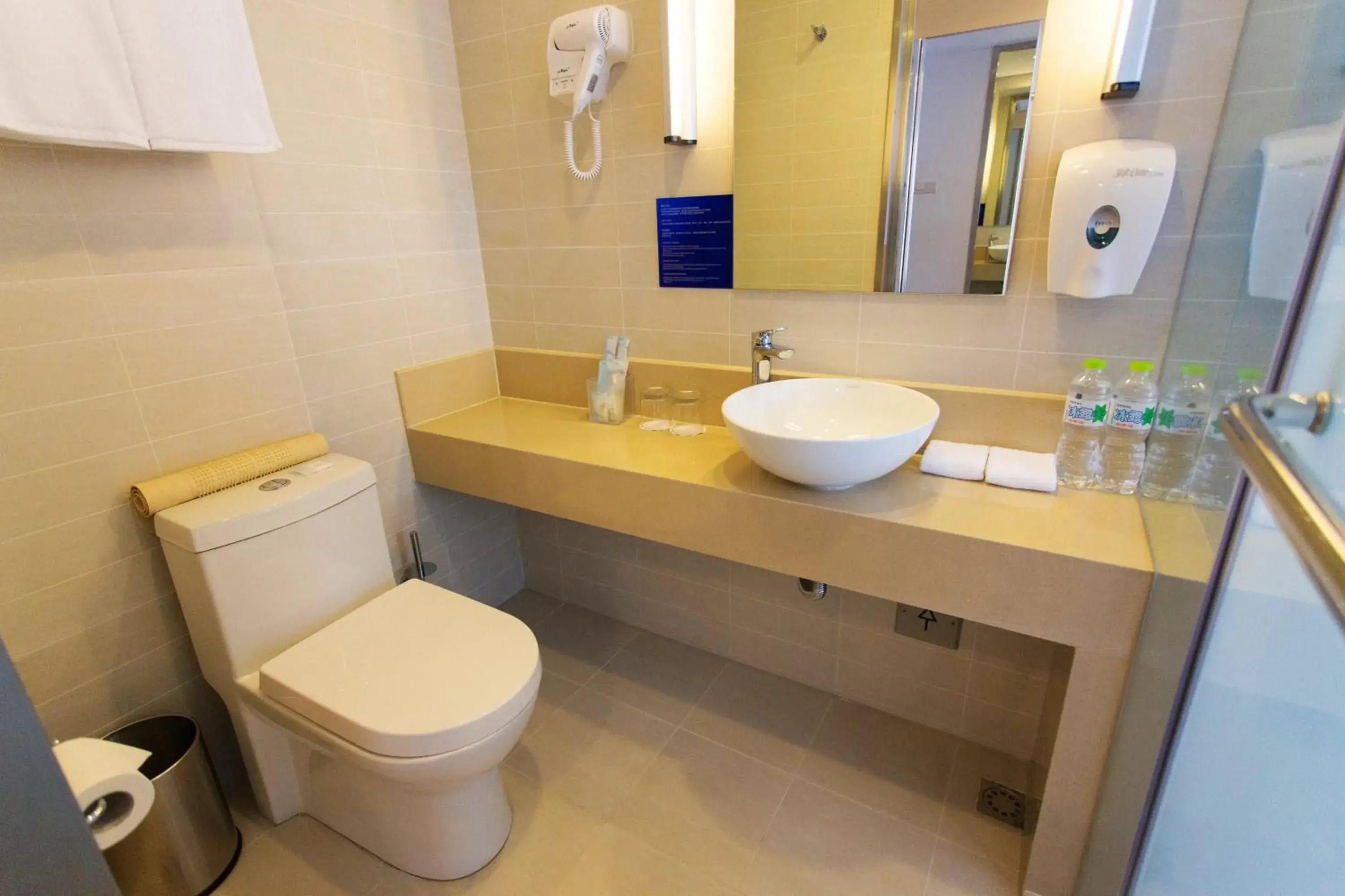 Photo of the whole room, Bathroom in Holiday Inn Express Changzhou Centre, an IHG Hotel