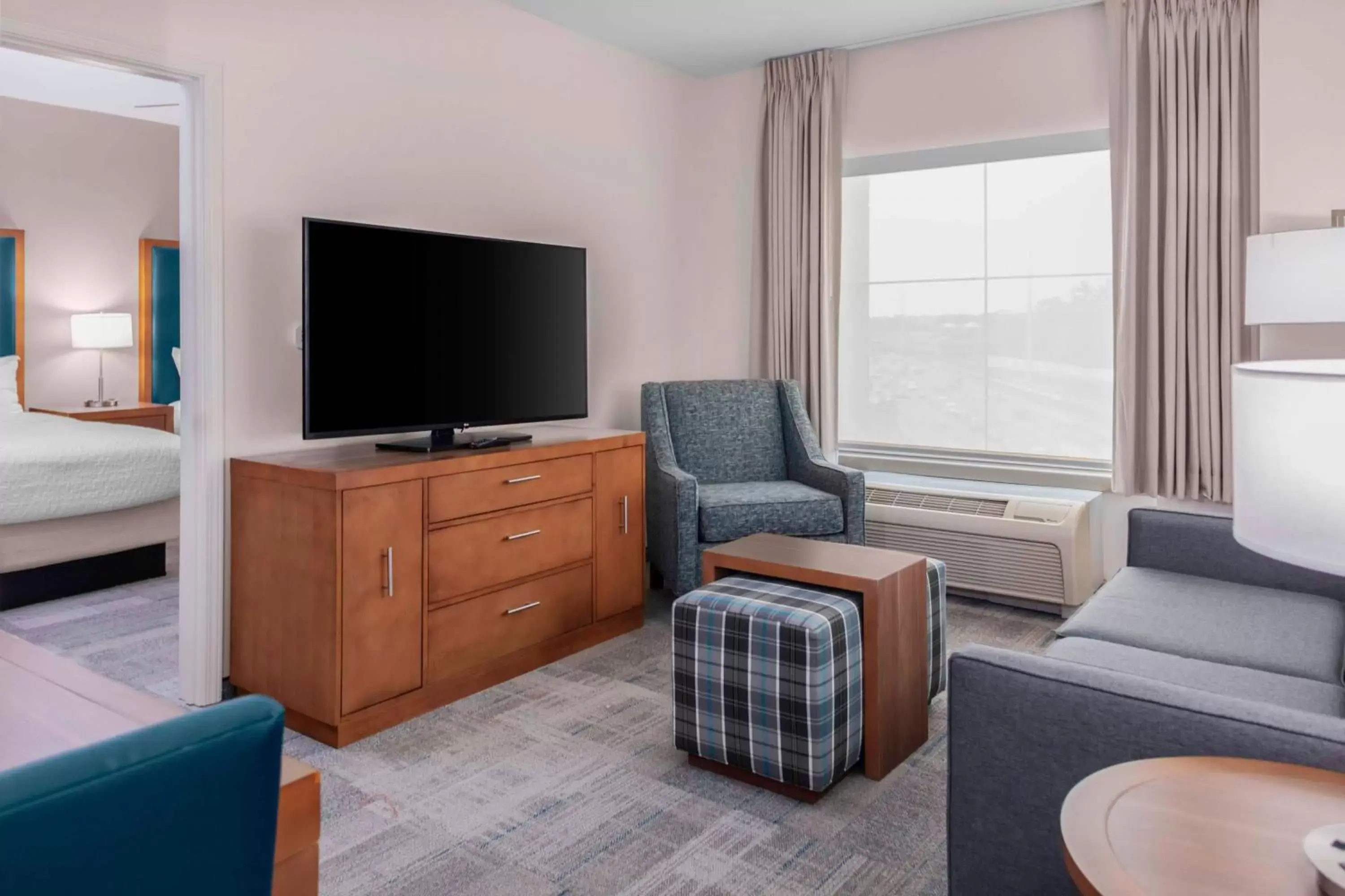 Living room, TV/Entertainment Center in Homewood Suites by Hilton St. Louis - Galleria