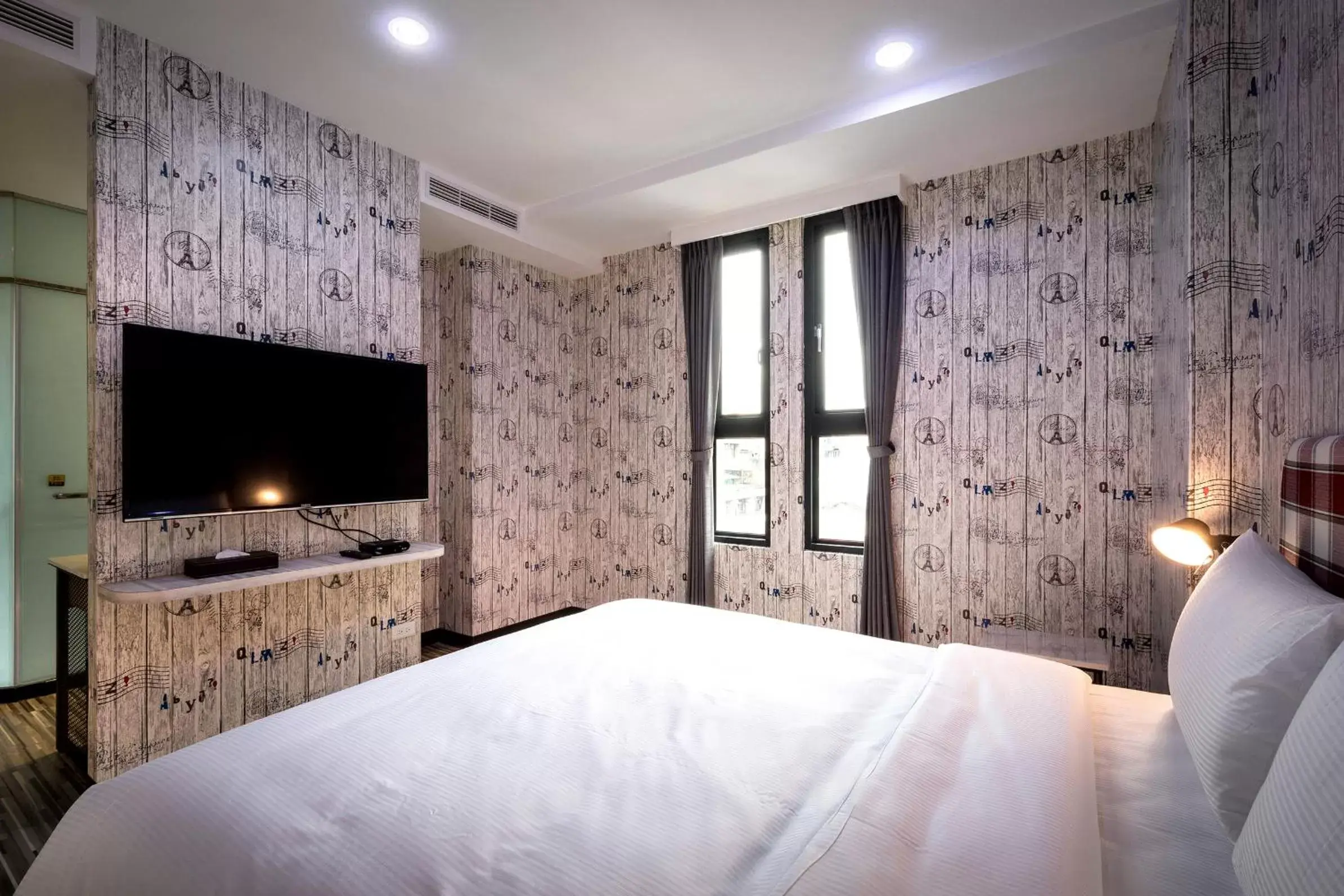 TV and multimedia, Bed in CHECK inn Taichung Ziyou