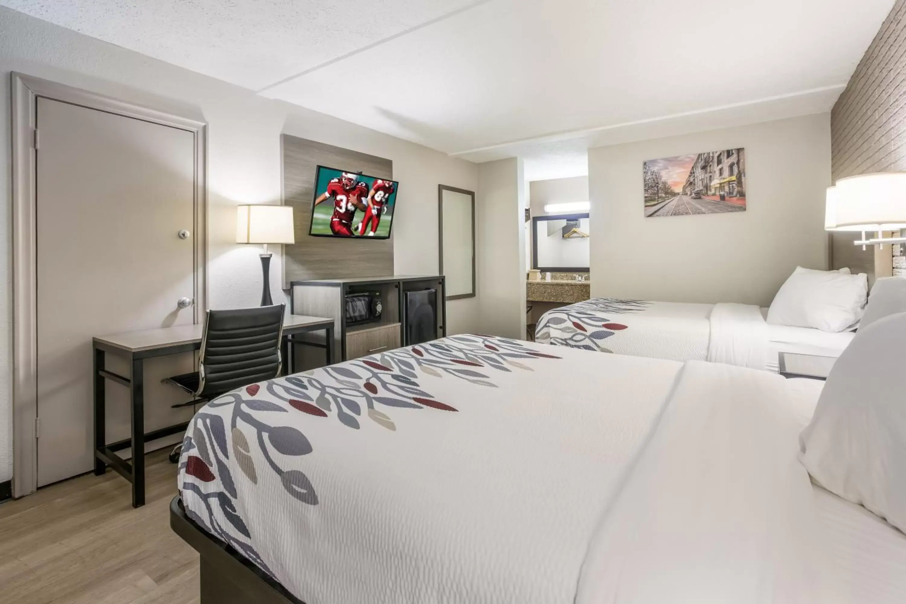 Bedroom, Bed in Red Roof Inn Savannah - Richmond Hill I-95