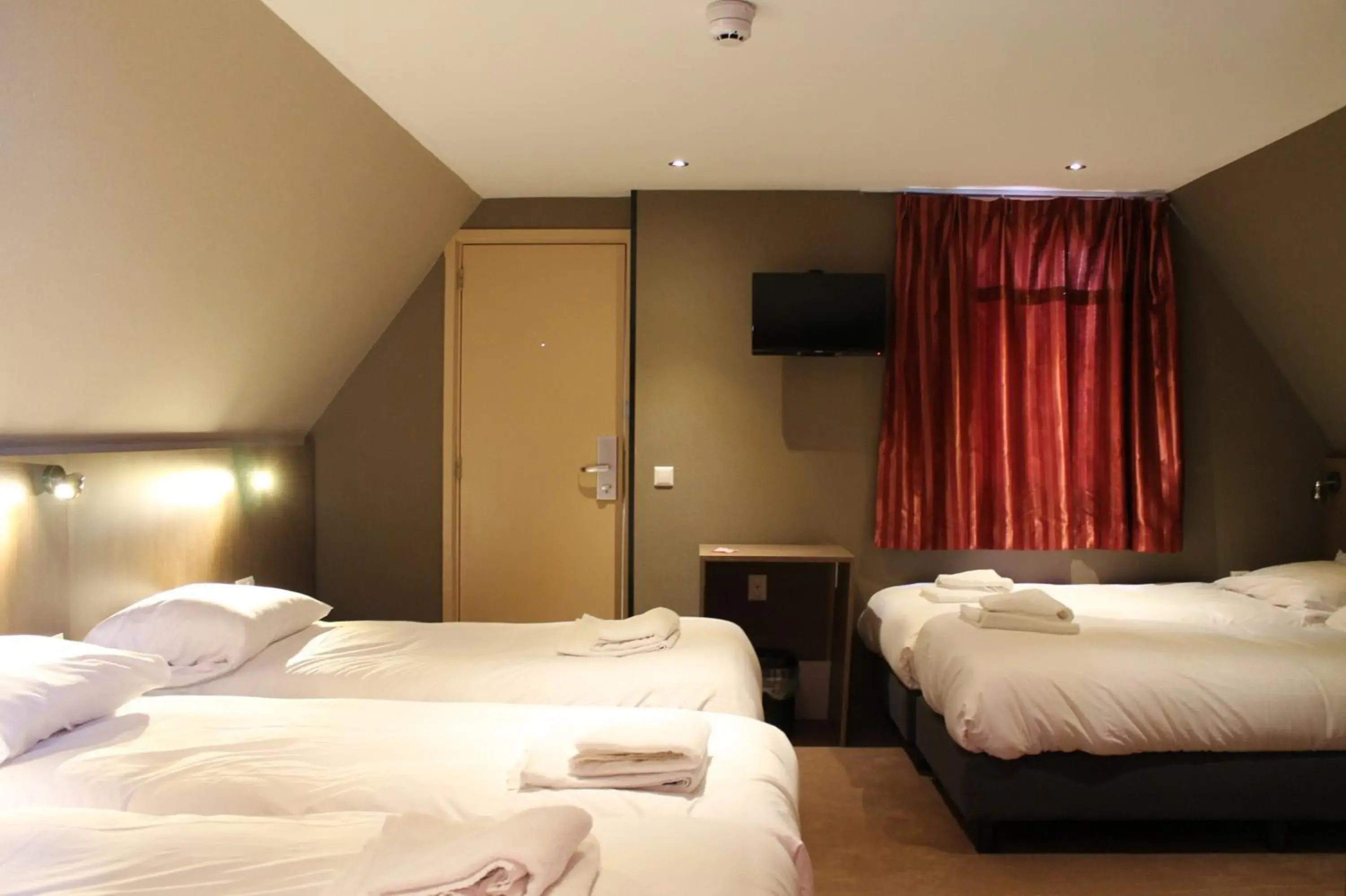 Photo of the whole room, Bed in Aston City Hotel