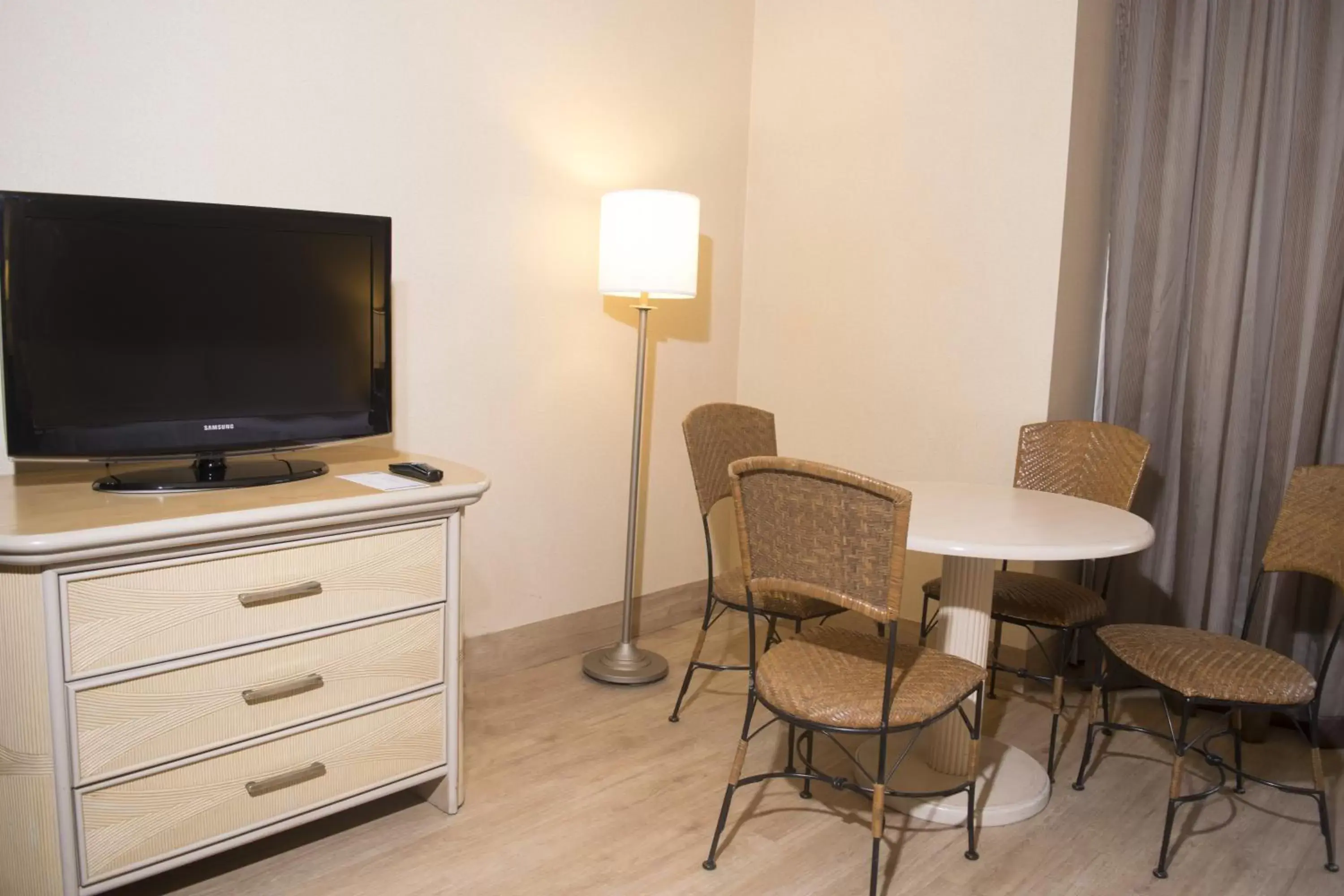 Photo of the whole room, TV/Entertainment Center in Holiday Inn Express Monterrey Galerias-San Jeronimo, an IHG Hotel