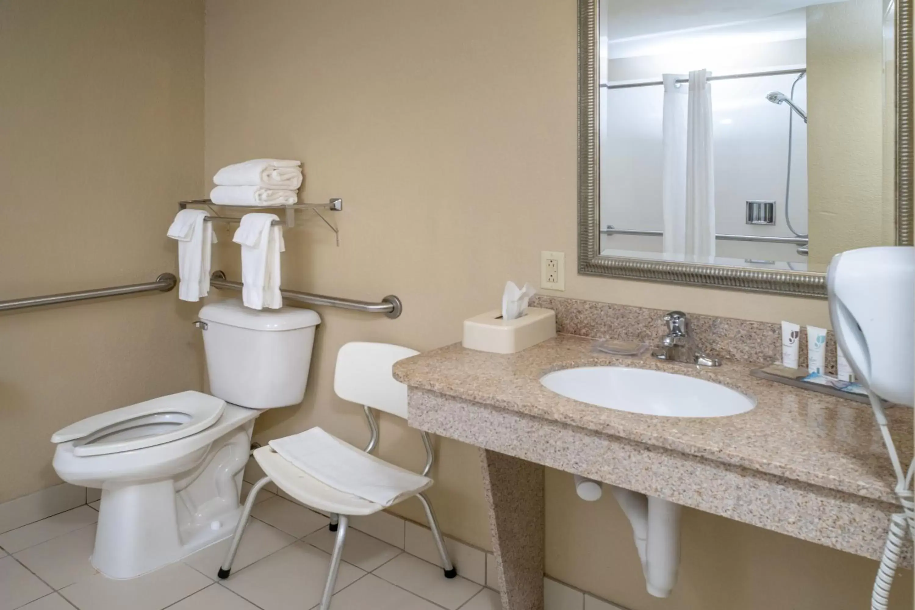 Bathroom in Country Inn & Suites by Radisson, Princeton, WV