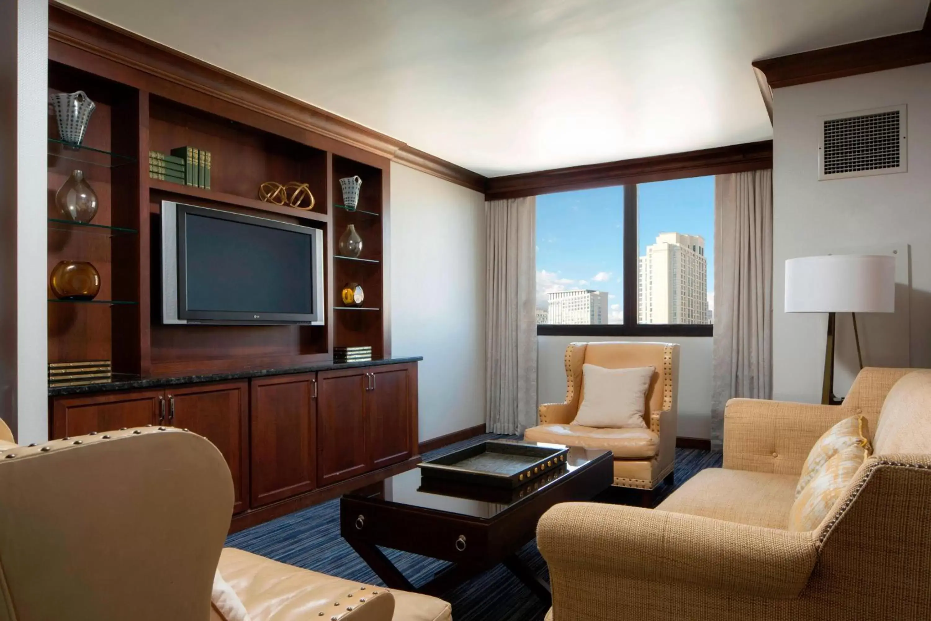 Photo of the whole room, Seating Area in Sheraton Norfolk Waterside Hotel