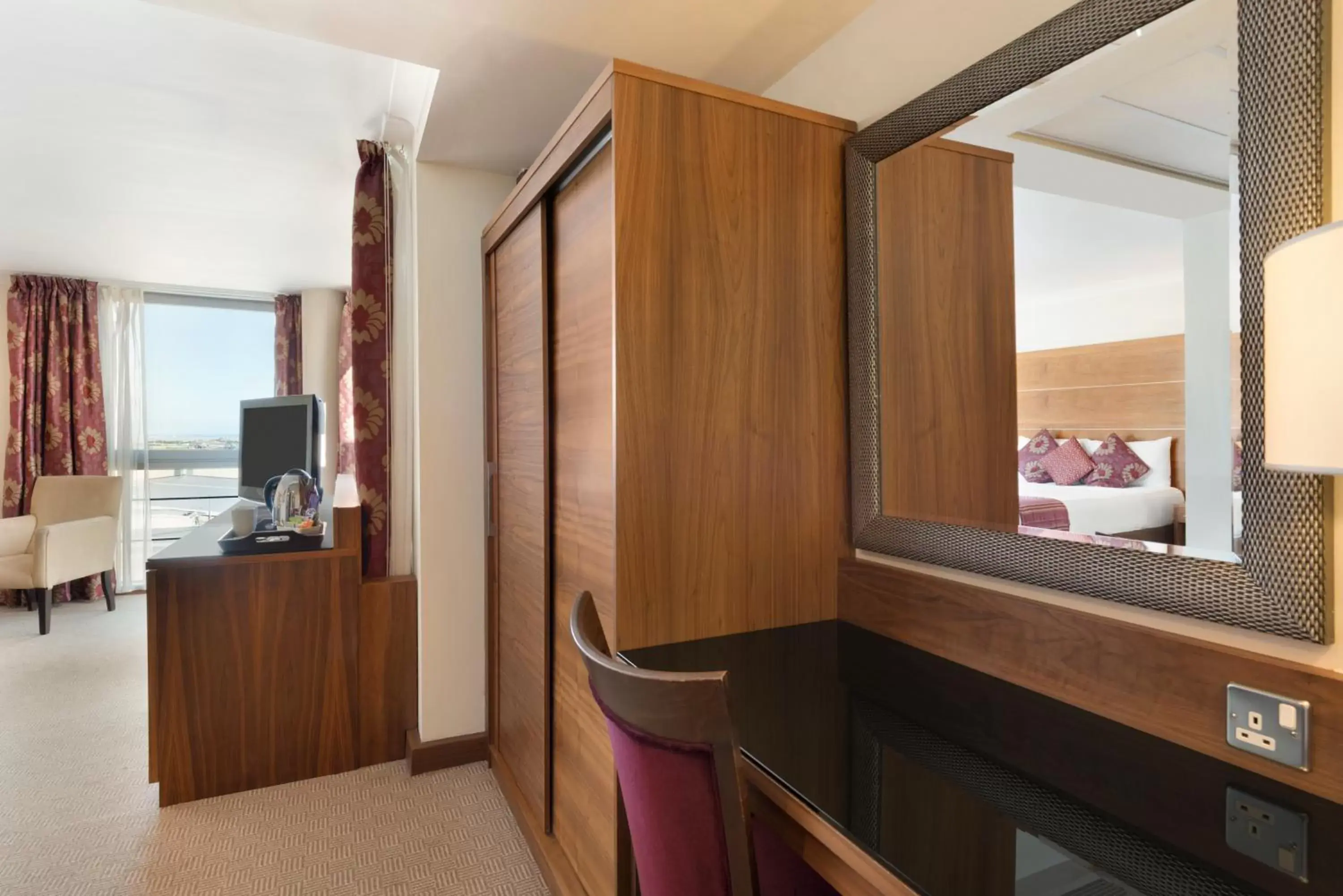 Bedroom, TV/Entertainment Center in Waterfront Southport Hotel