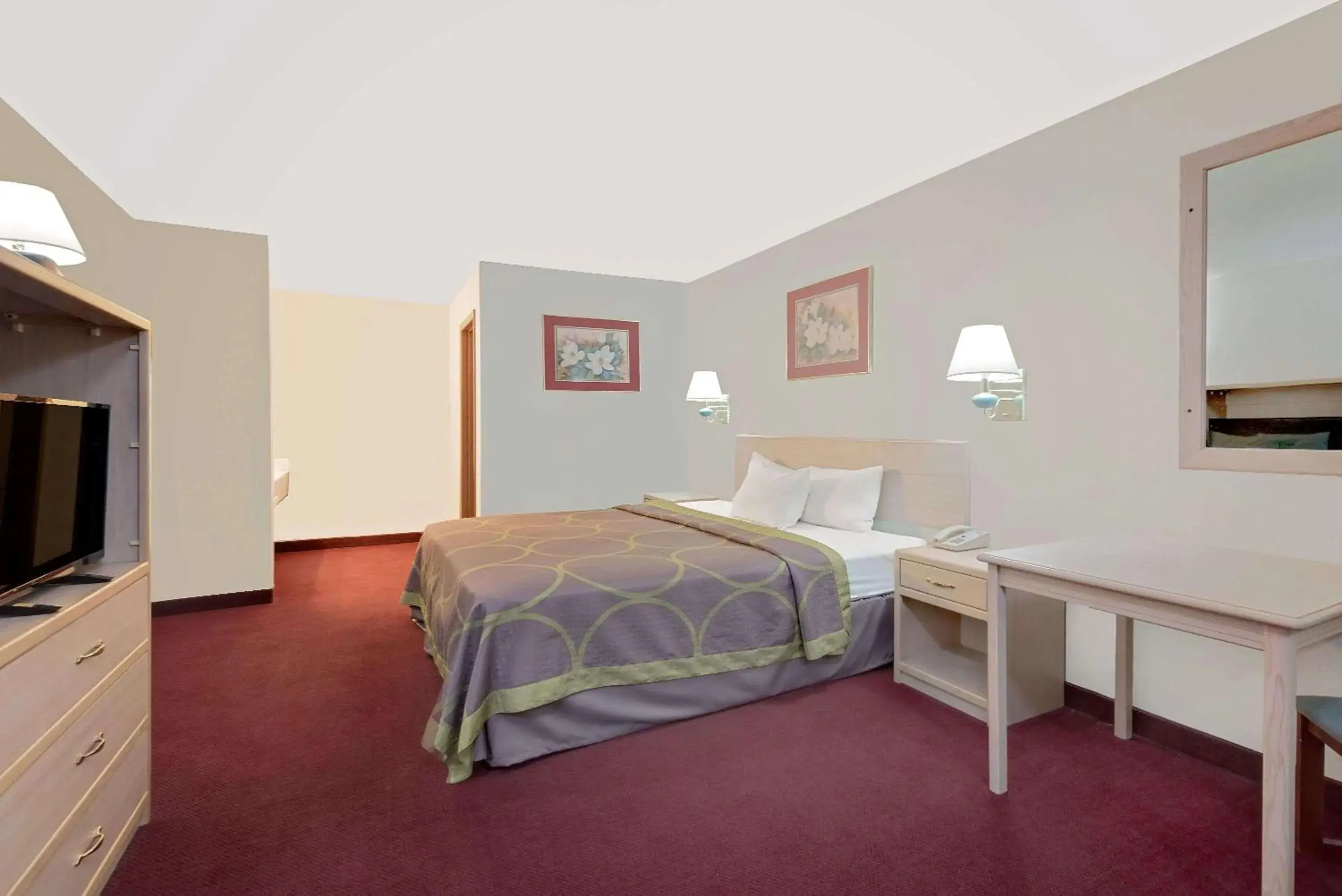 Photo of the whole room, Bed in Super 8 by Wyndham Keystone/Mt. Rushmore