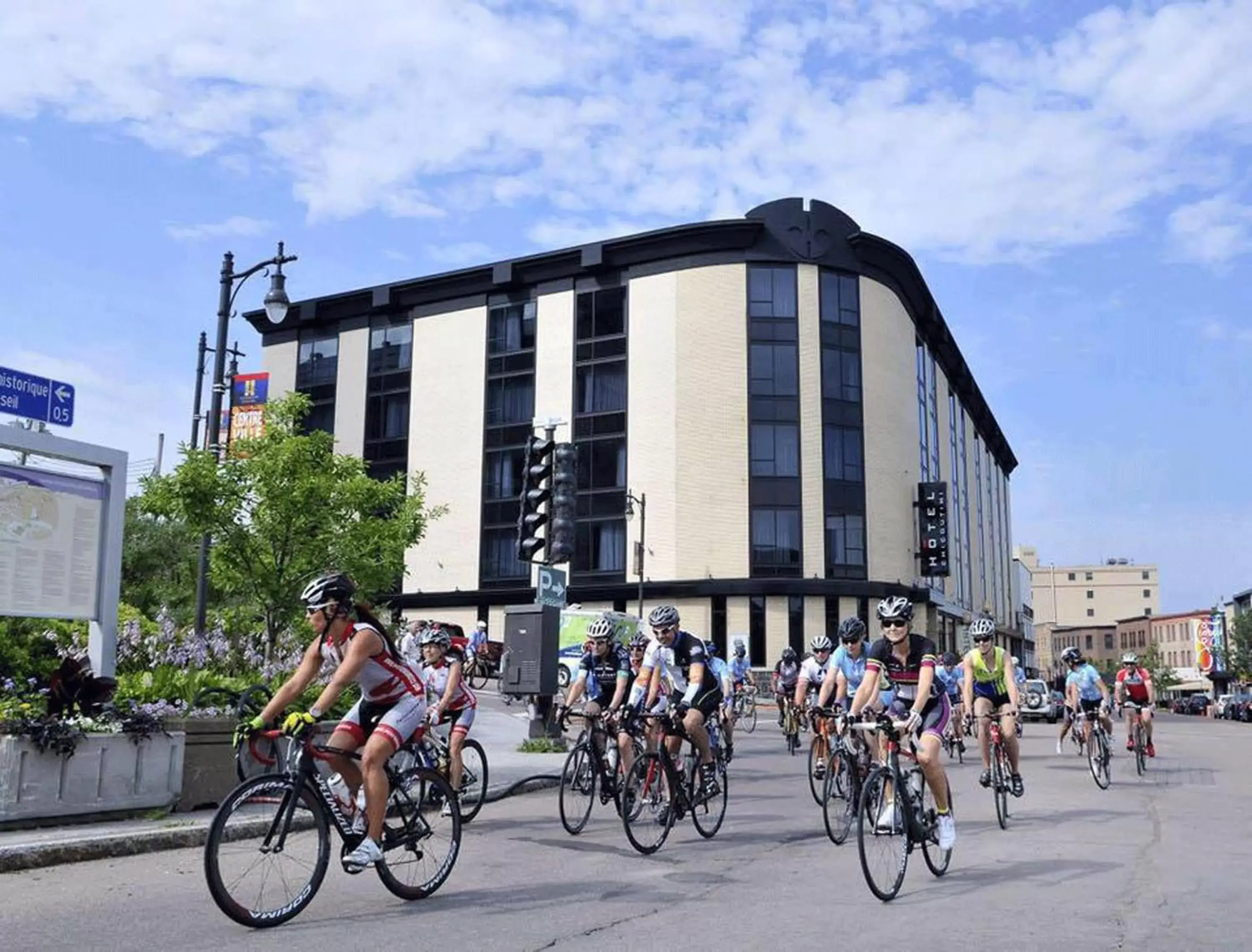 Facade/entrance, Biking in Hotel Chicoutimi