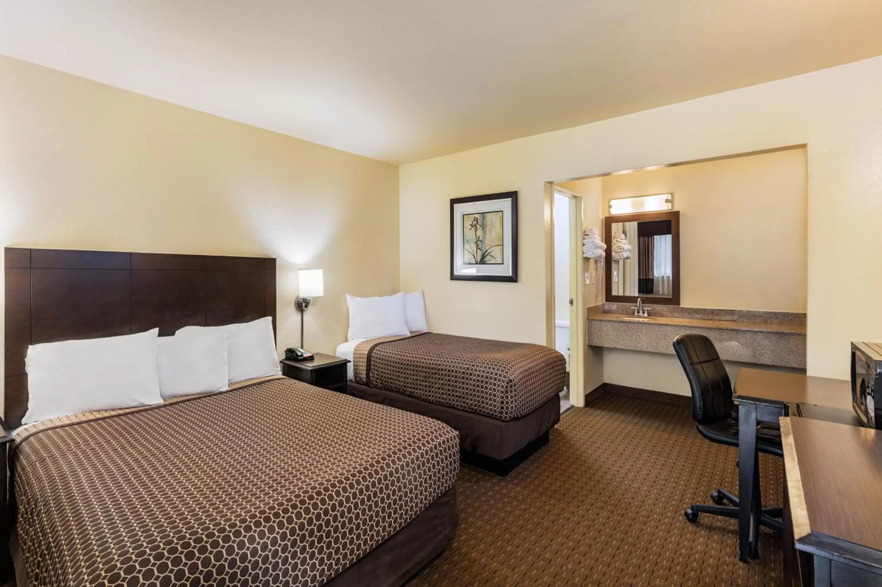Bed in Key Inn and Suites Bed in Key Inn and Suites
