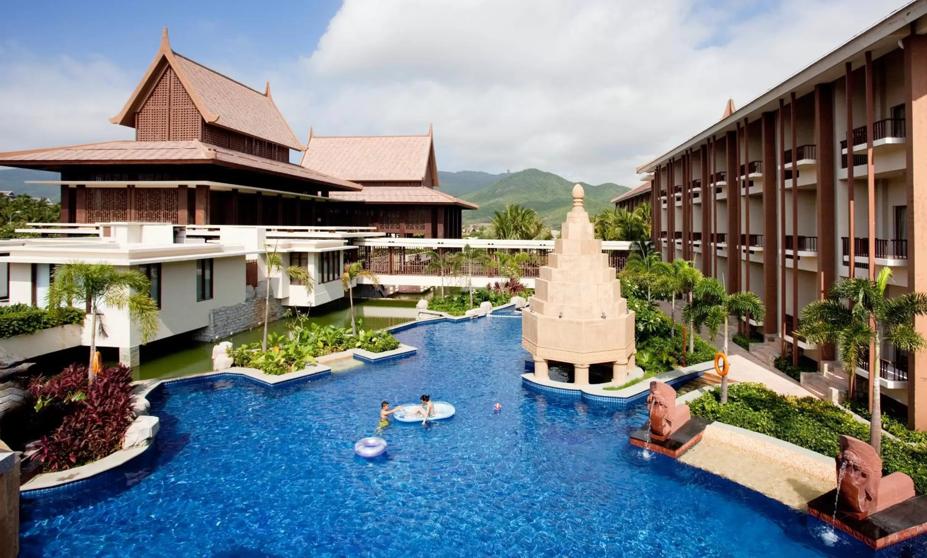 Property building, Swimming Pool in Pullman Sanya Yalong Bay Villas & Resort