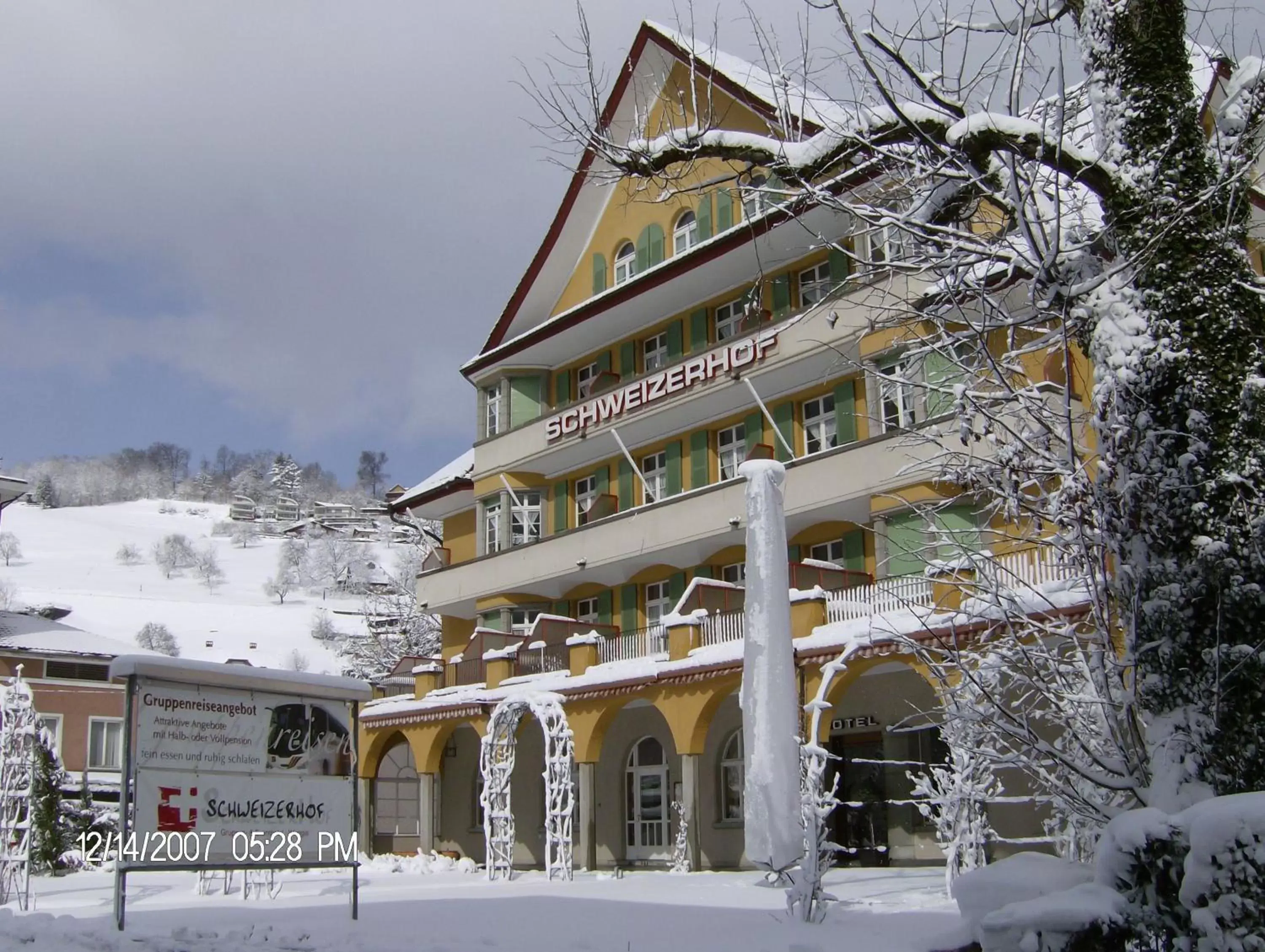 Facade/entrance, Winter in Hotel Schweizerhof