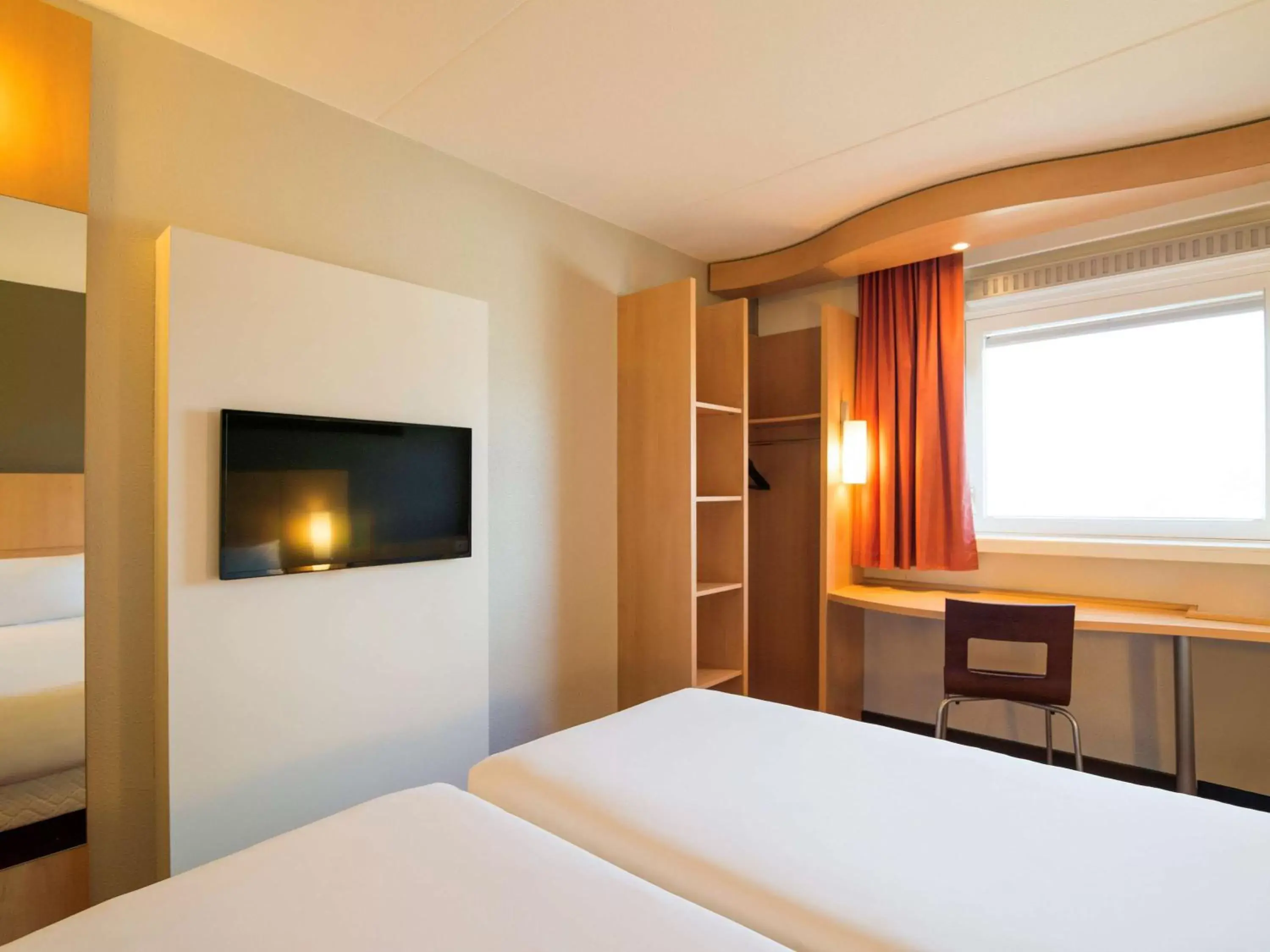 Photo of the whole room, Bed in ibis Utrecht