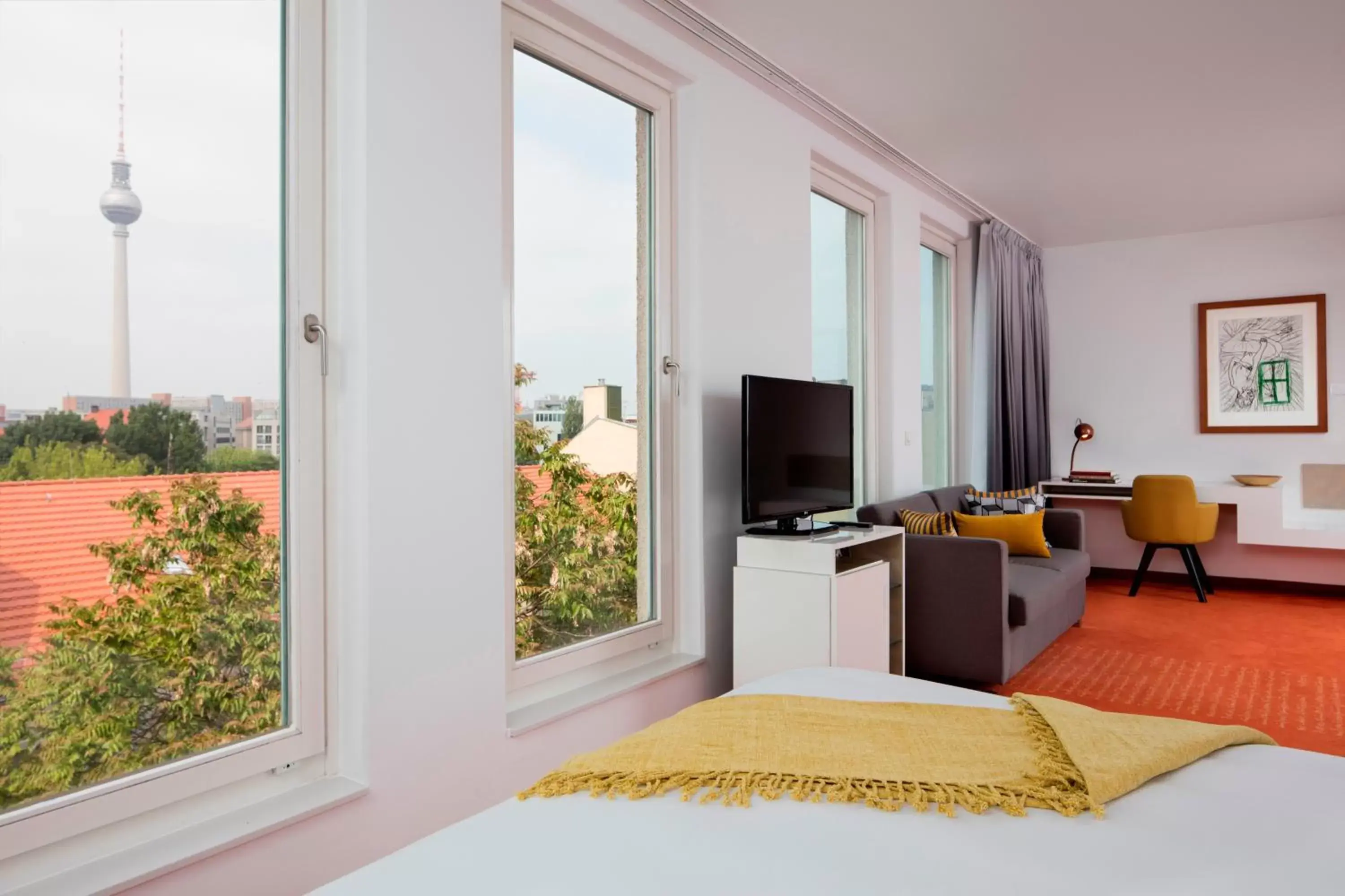 Bed, TV/Entertainment Center in art'otel berlin mitte, Powered by Radisson Hotels
