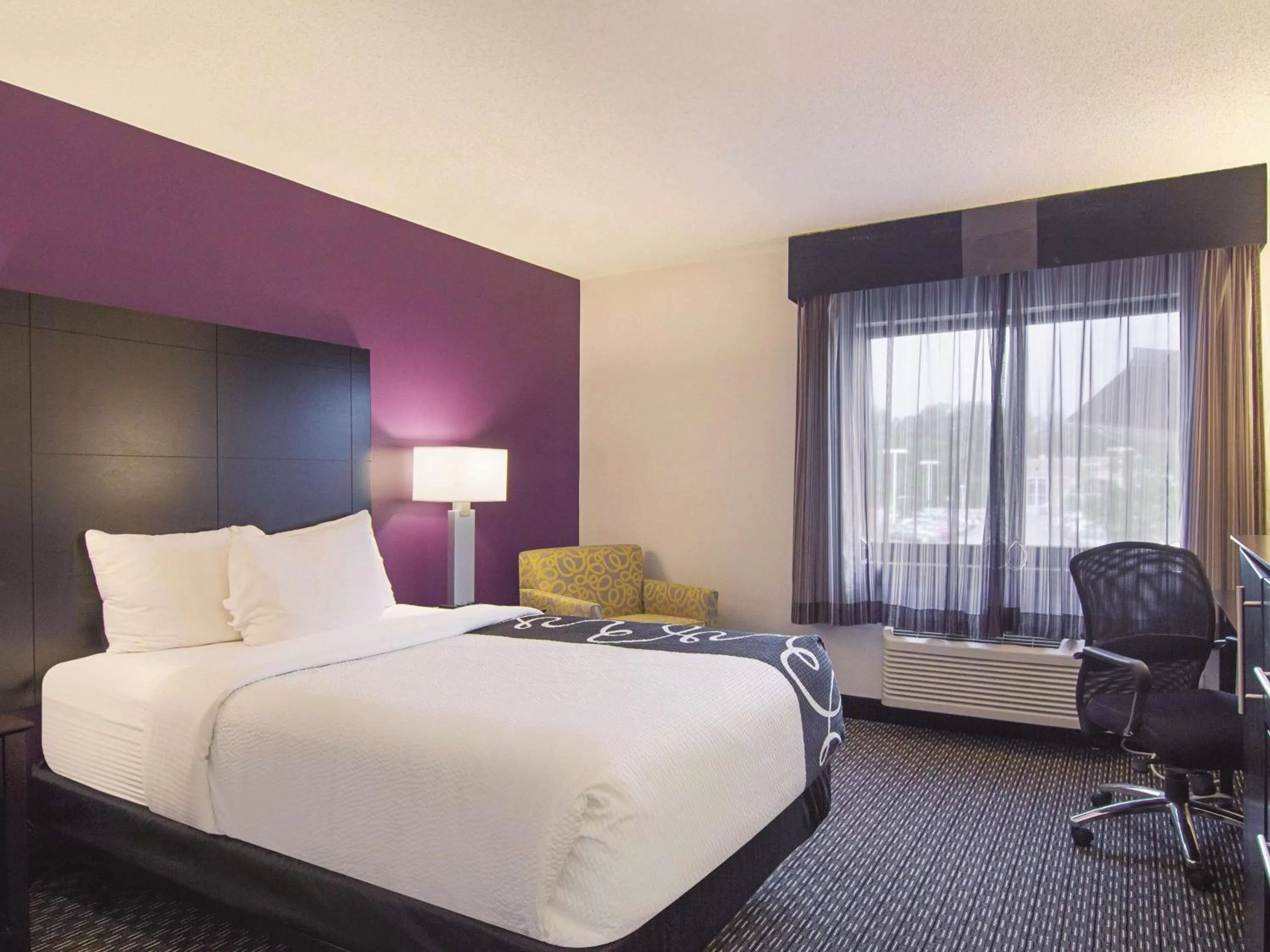 Photo of the whole room, Bed in La Quinta by Wyndham Cleveland - Airport North
