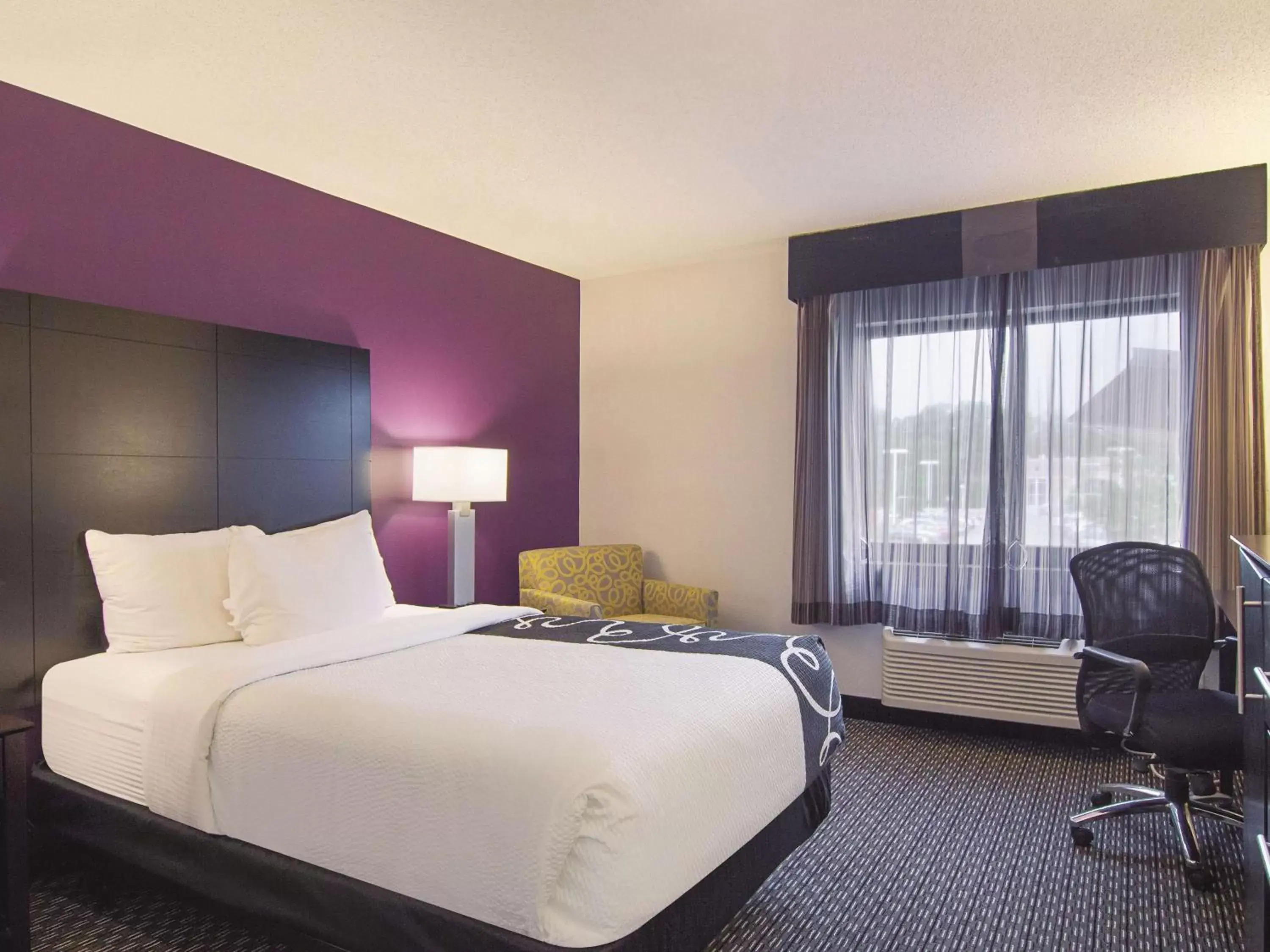 Photo of the whole room, Bed in La Quinta by Wyndham Cleveland - Airport North