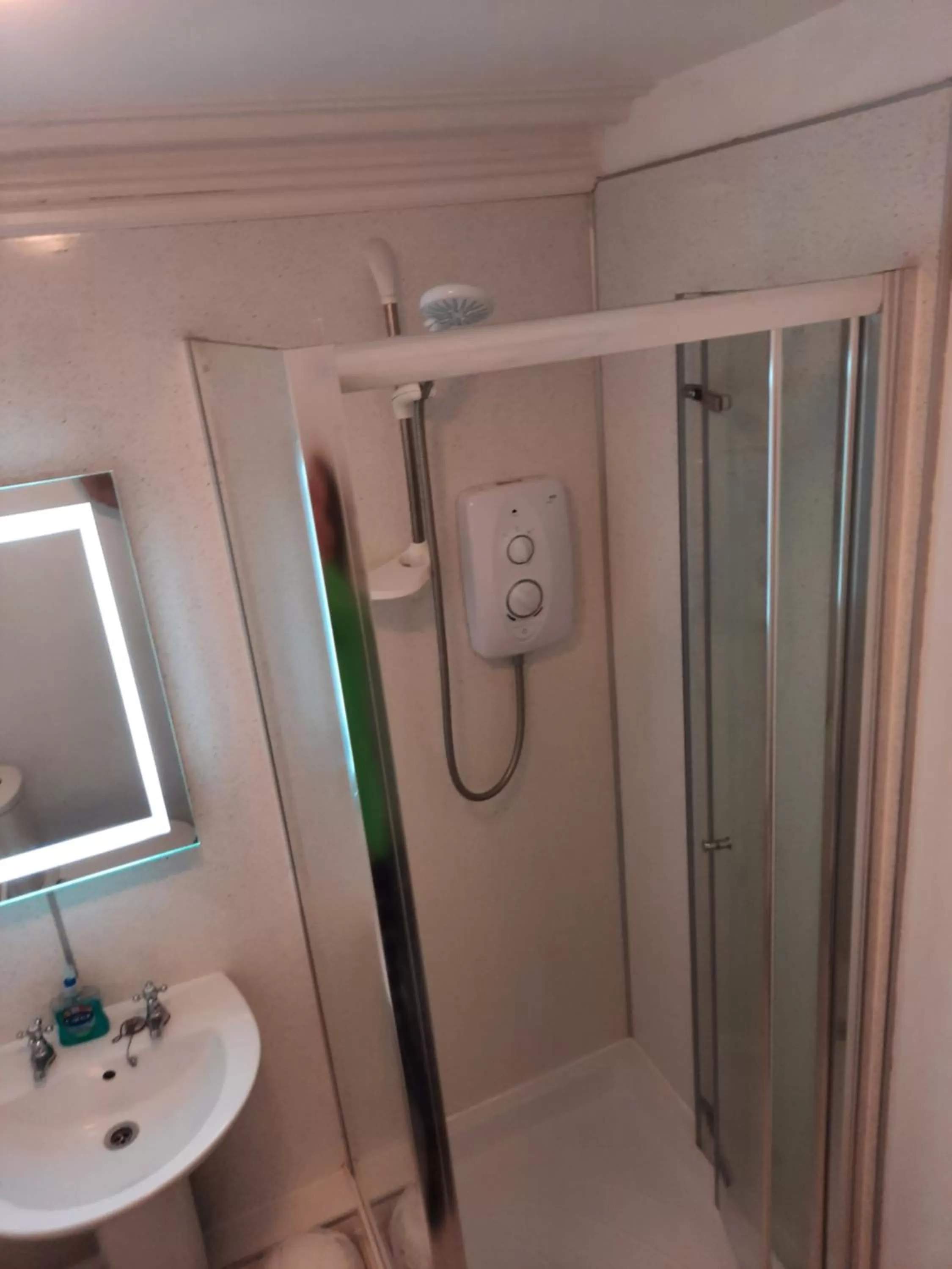 Bathroom in Jacobite Rose