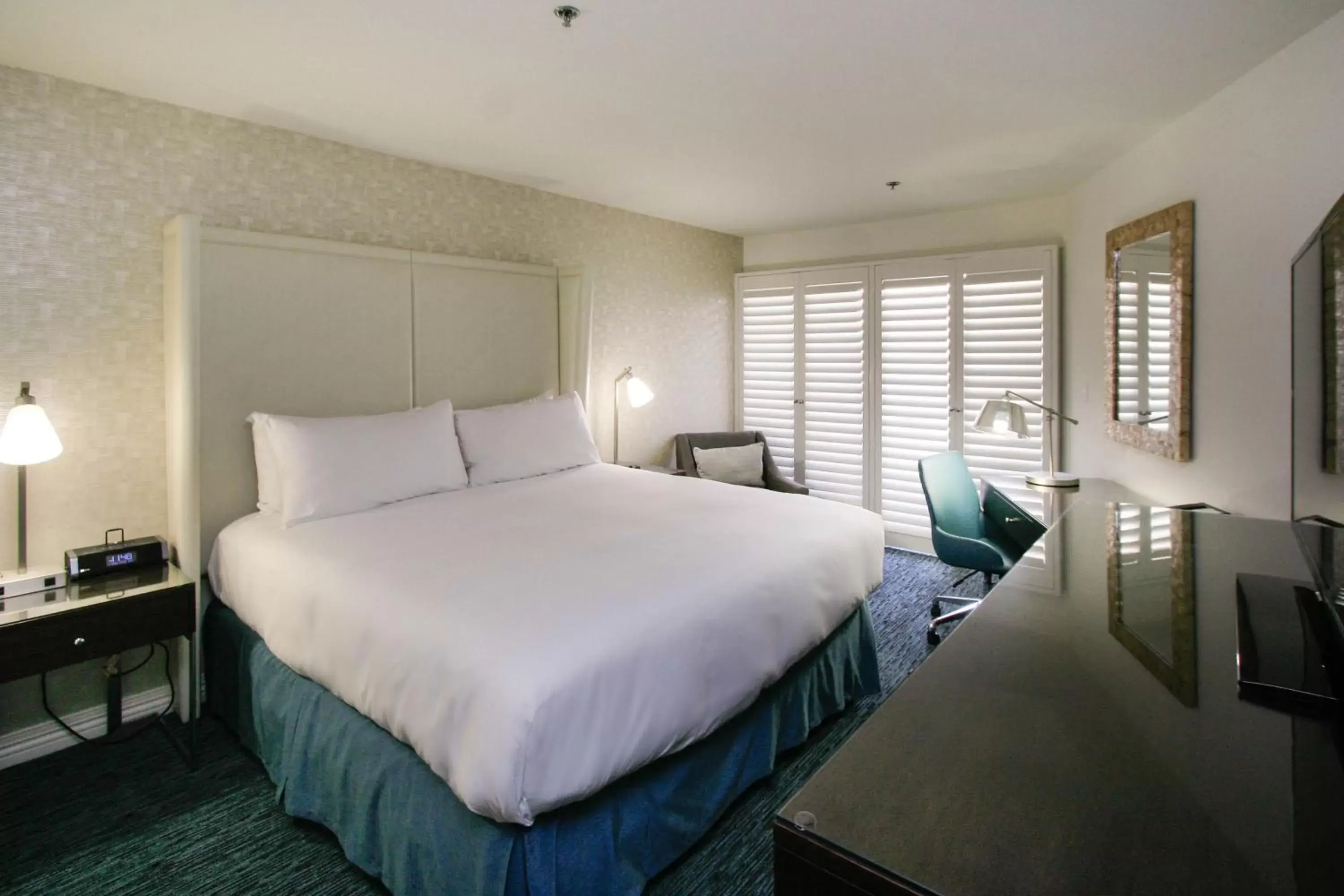 Bedroom, Bed in Ocean View Hotel