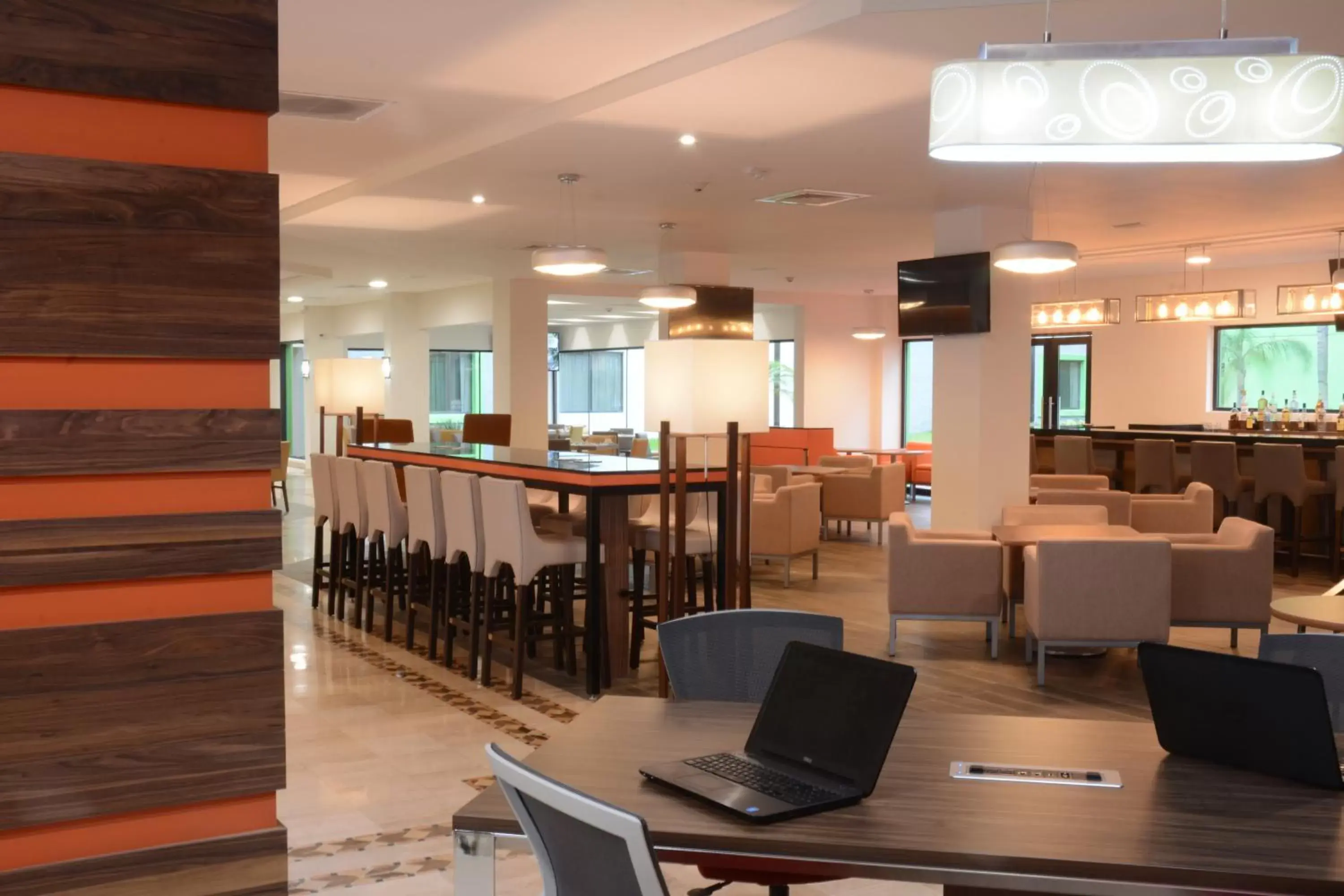 Lounge or bar, Restaurant/Places to Eat in Holiday Inn Tampico-Altamira, an IHG Hotel