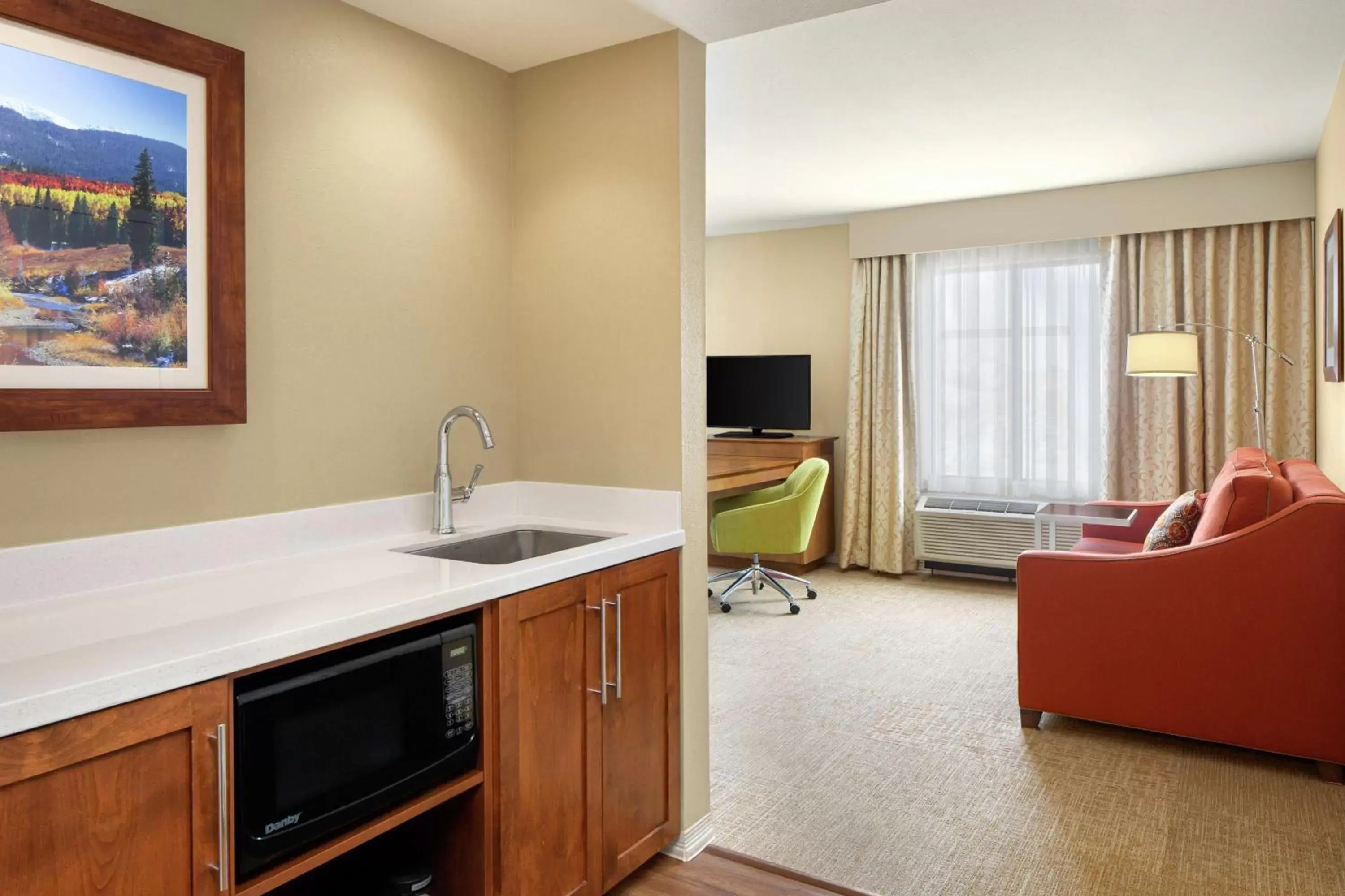 Photo of the whole room, Kitchen/Kitchenette in Hampton Inn & Suites Silverthorne