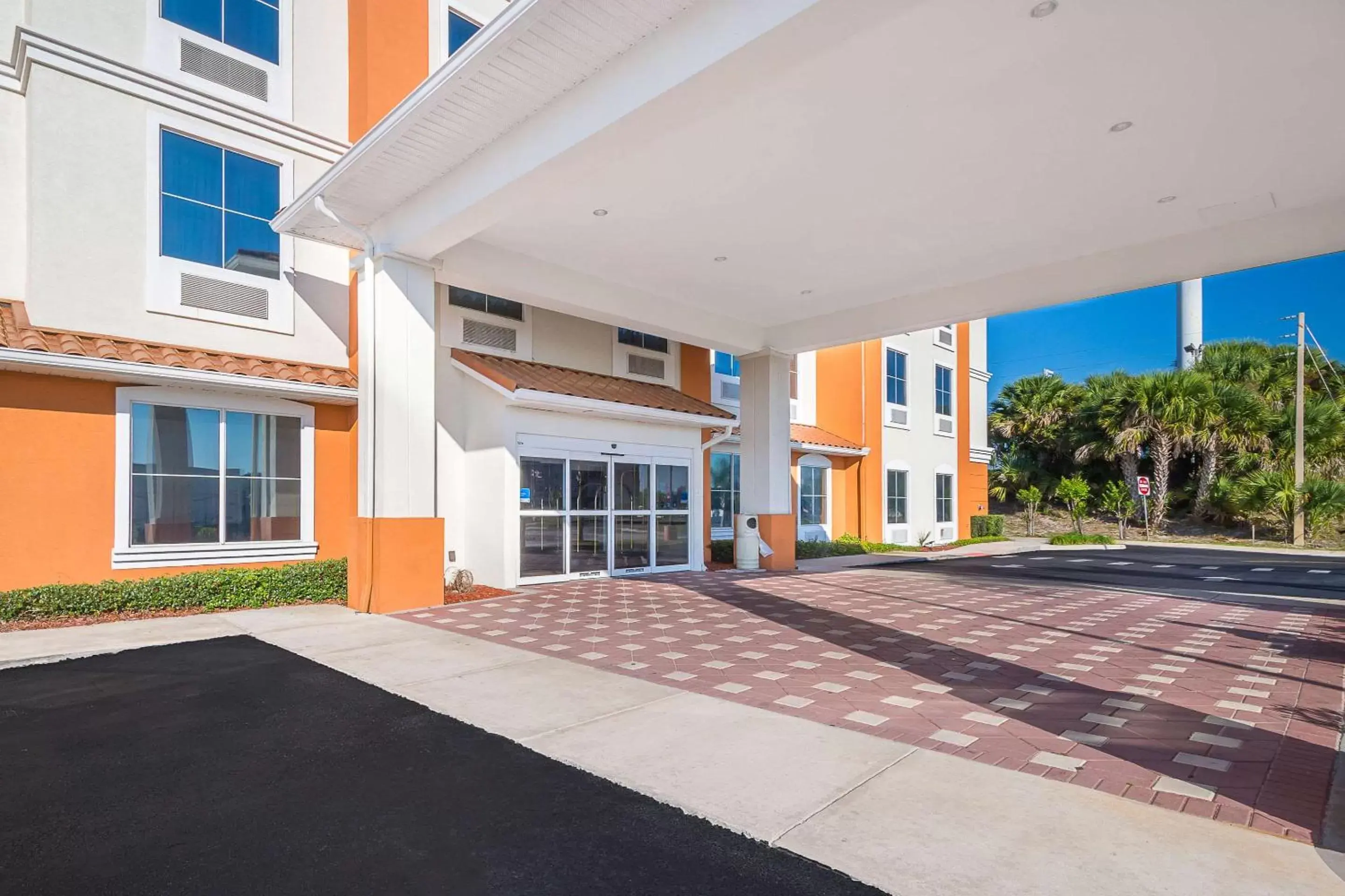 Property building in Comfort Inn & Suites Maingate South