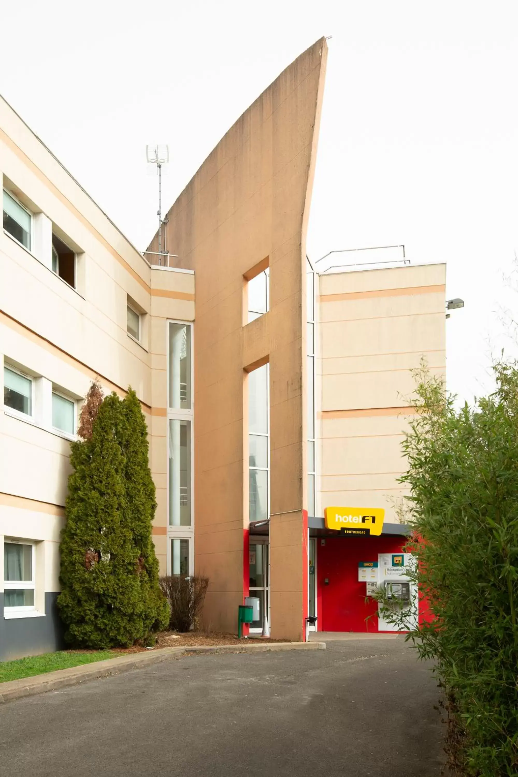 Facade/entrance, Property Building in hotelF1 Nemours