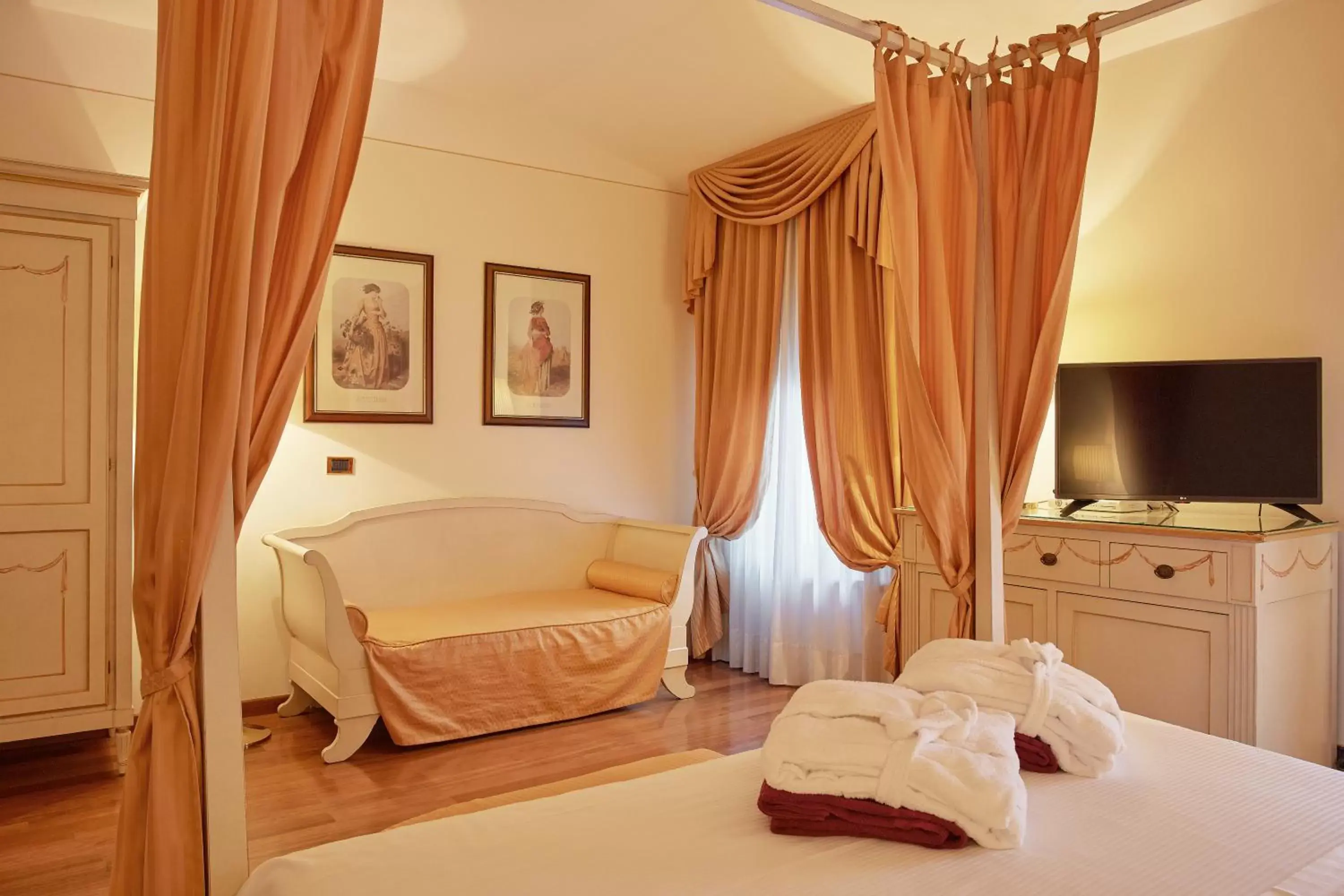 Bedroom, Bed in Villa Quaranta Tommasi Wine Hotel & SPA