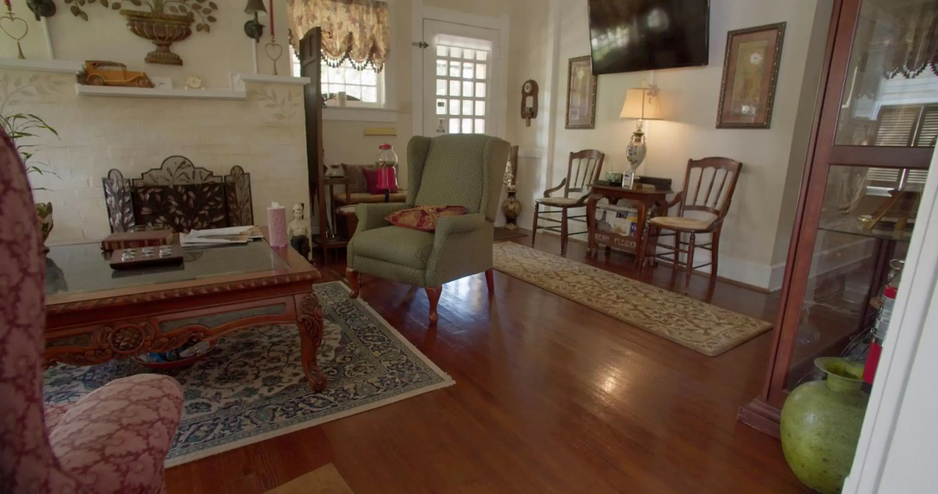 Living room, Seating Area in Granbury Gardens Bed and Breakfast