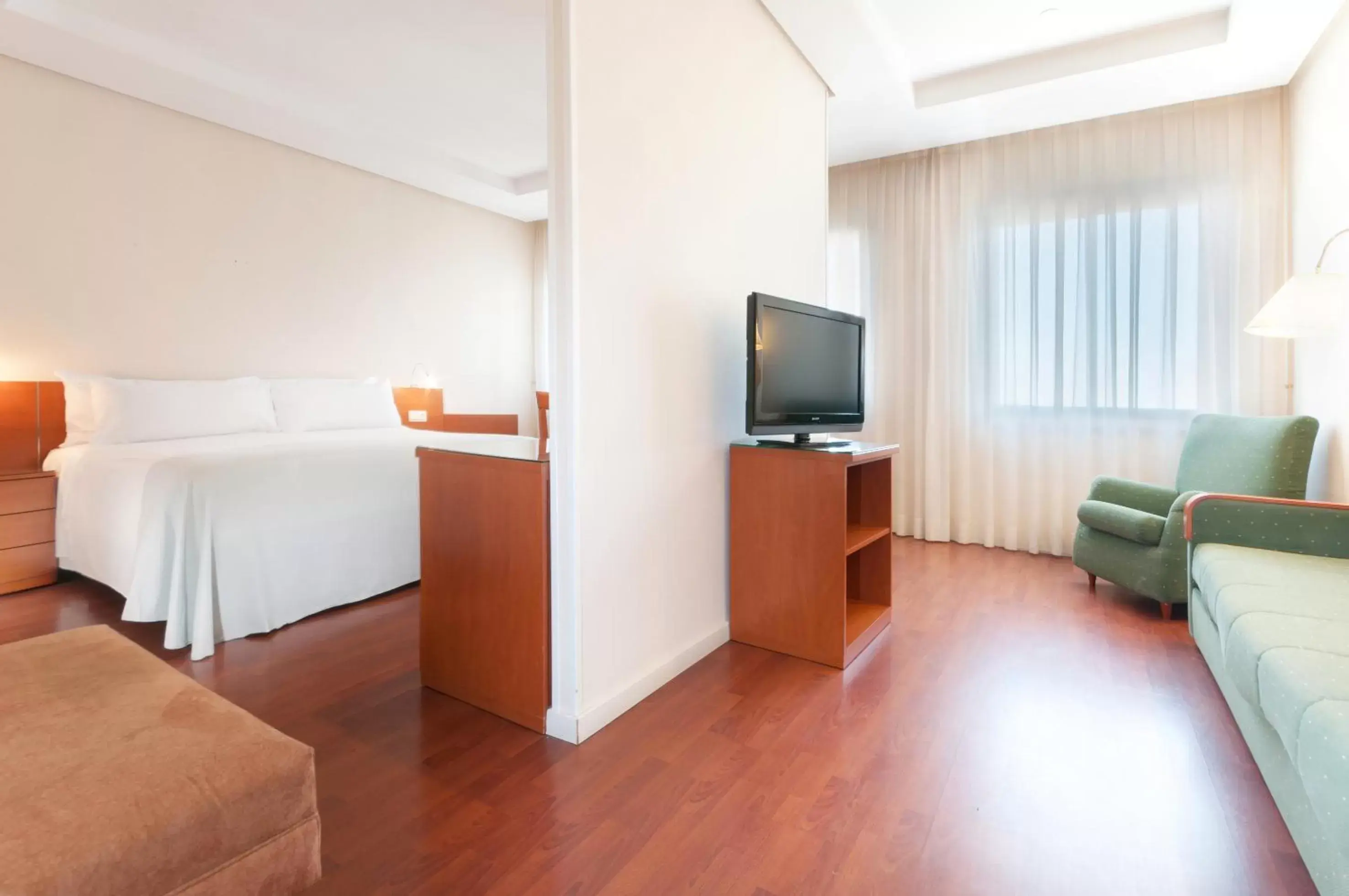 Photo of the whole room, TV/Entertainment Center in Hotel Madrid Chamartín, Affiliated by Meliá