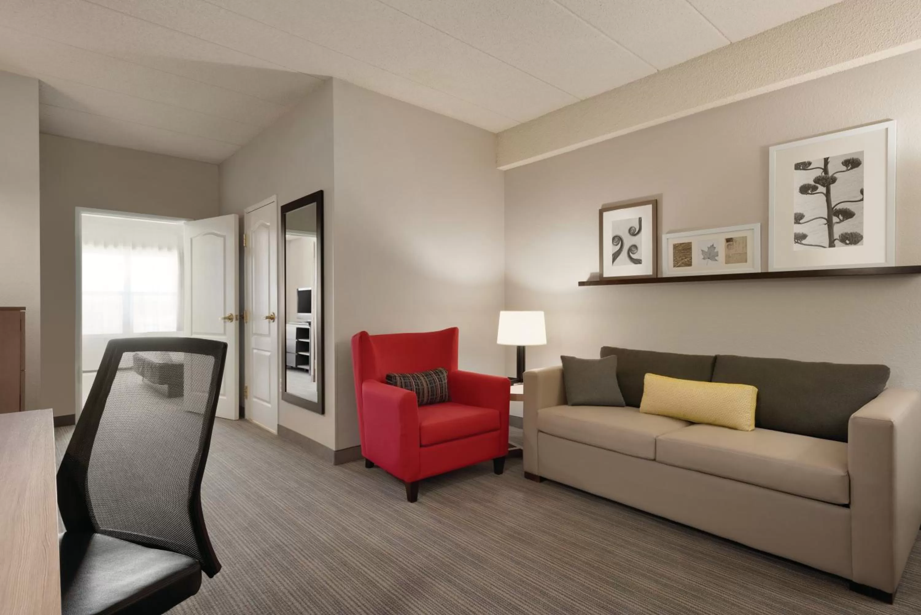 Living room in Country Inn & Suites by Radisson, Shoreview-Mounds View, MN