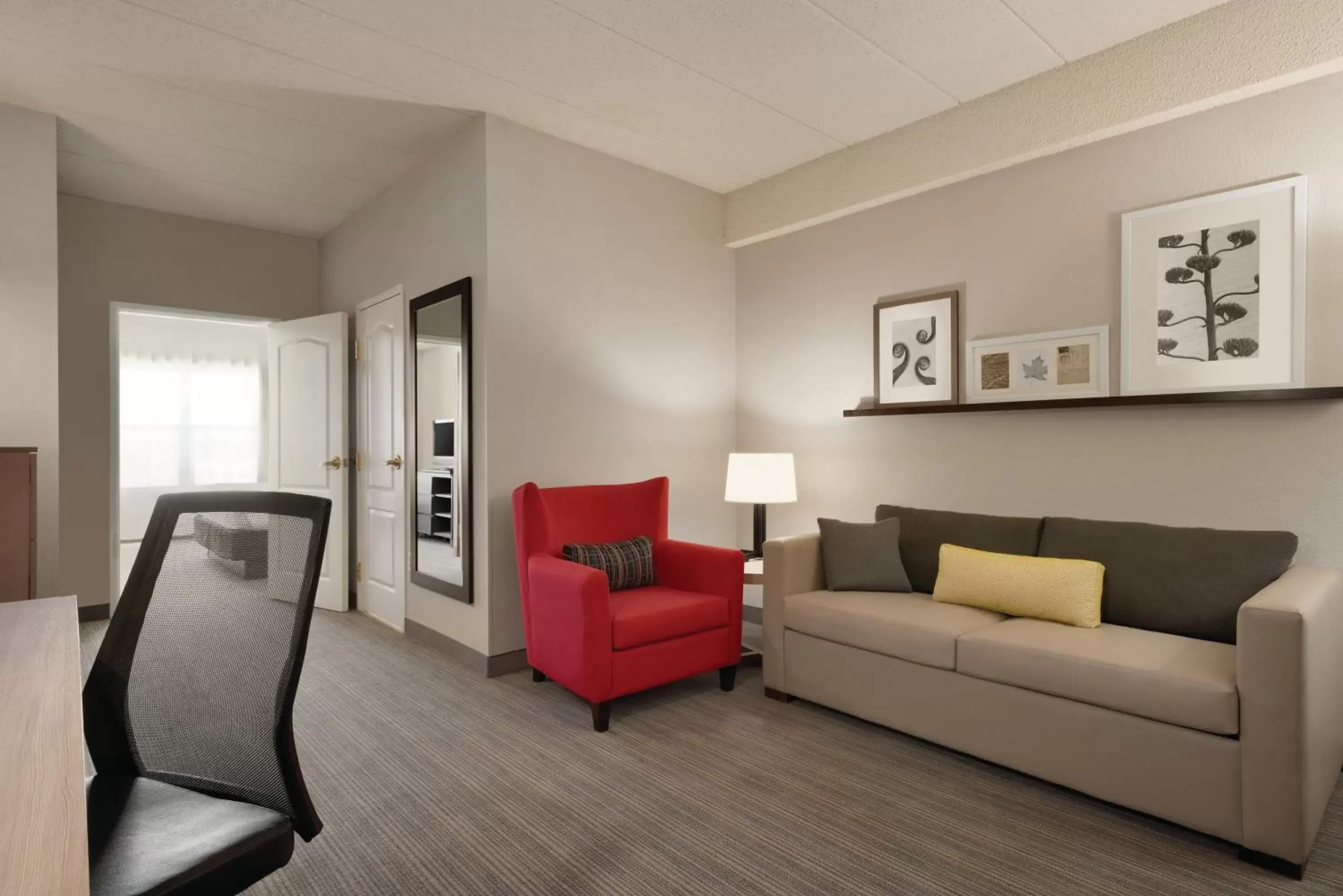 Living room, Seating Area in Country Inn & Suites by Radisson, Shoreview, MN