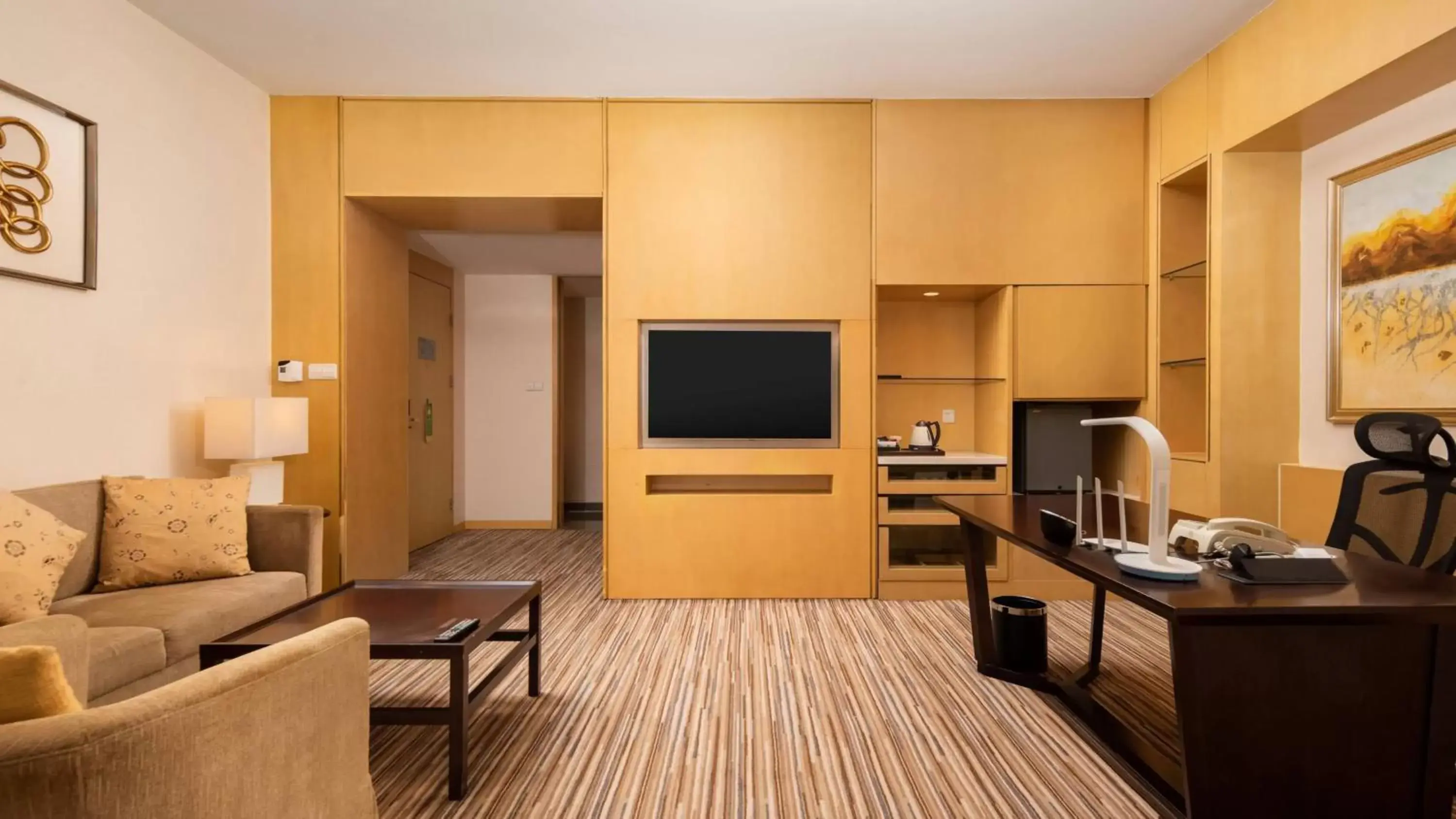 Photo of the whole room, Seating Area in Holiday Inn Shijiazhuang Central, an IHG Hotel