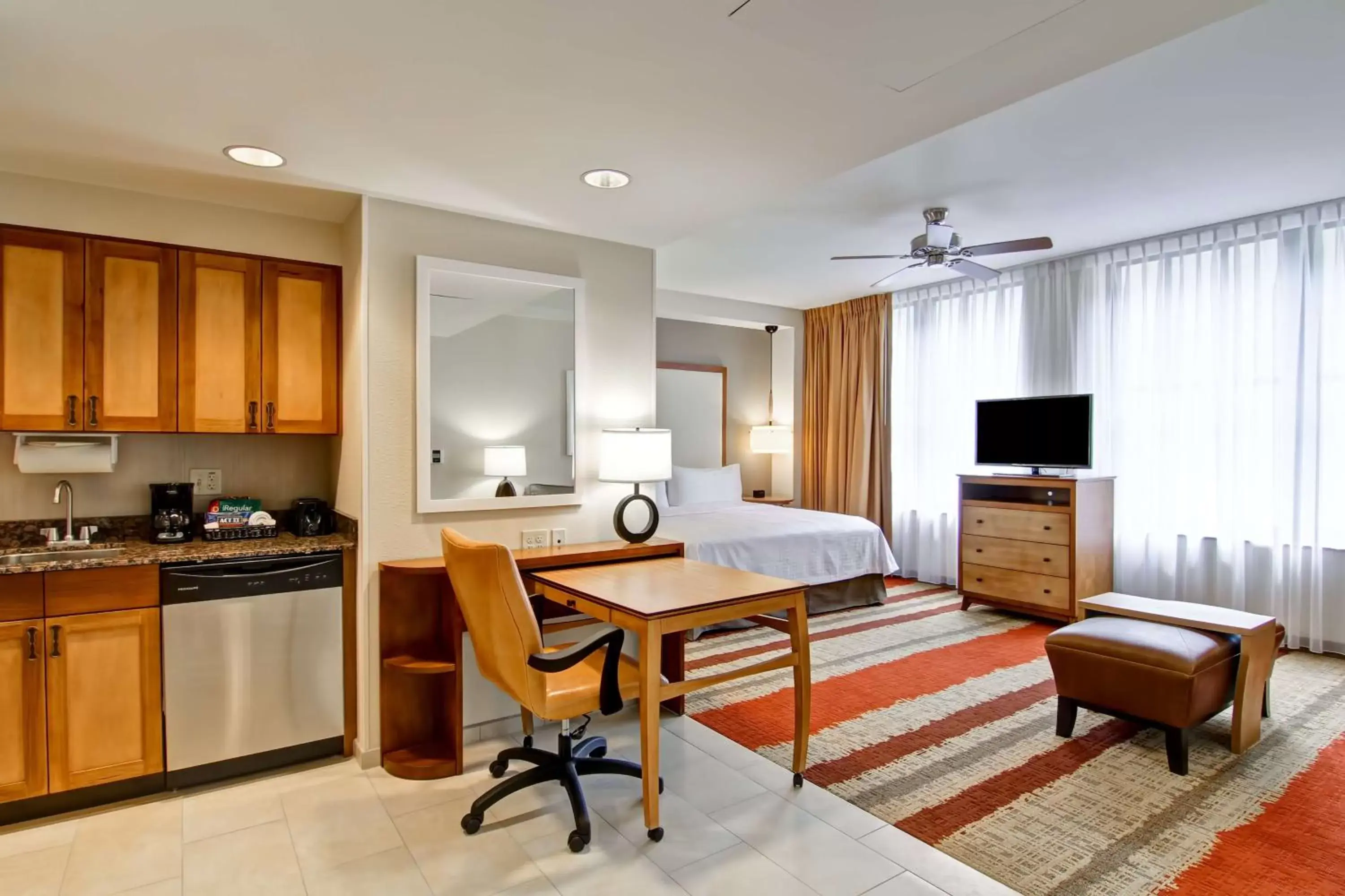 Bed, Dining Area in Homewood Suites by Hilton Cincinnati-Downtown