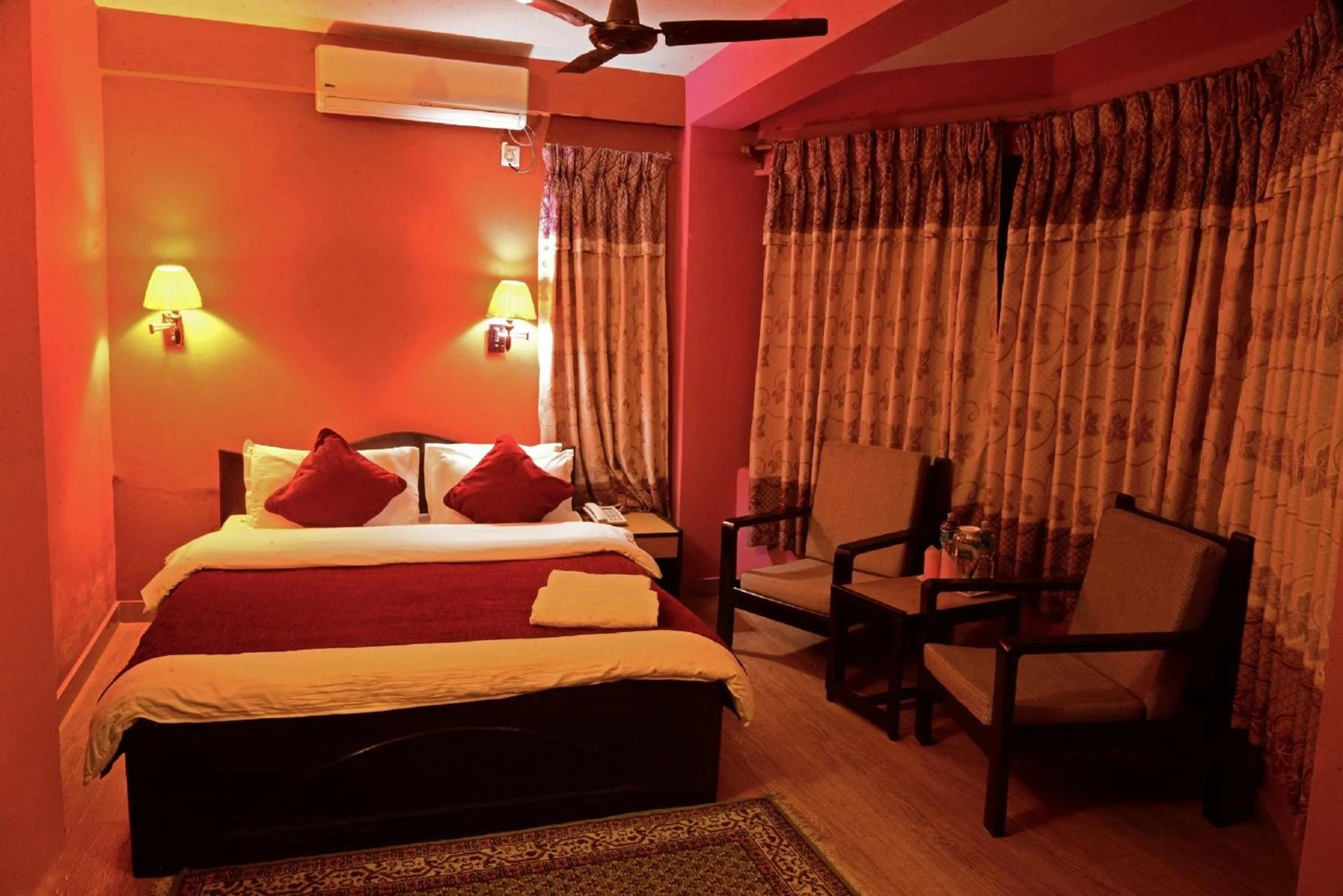 Bedroom, Bed in Hotel Silver Oaks Inn