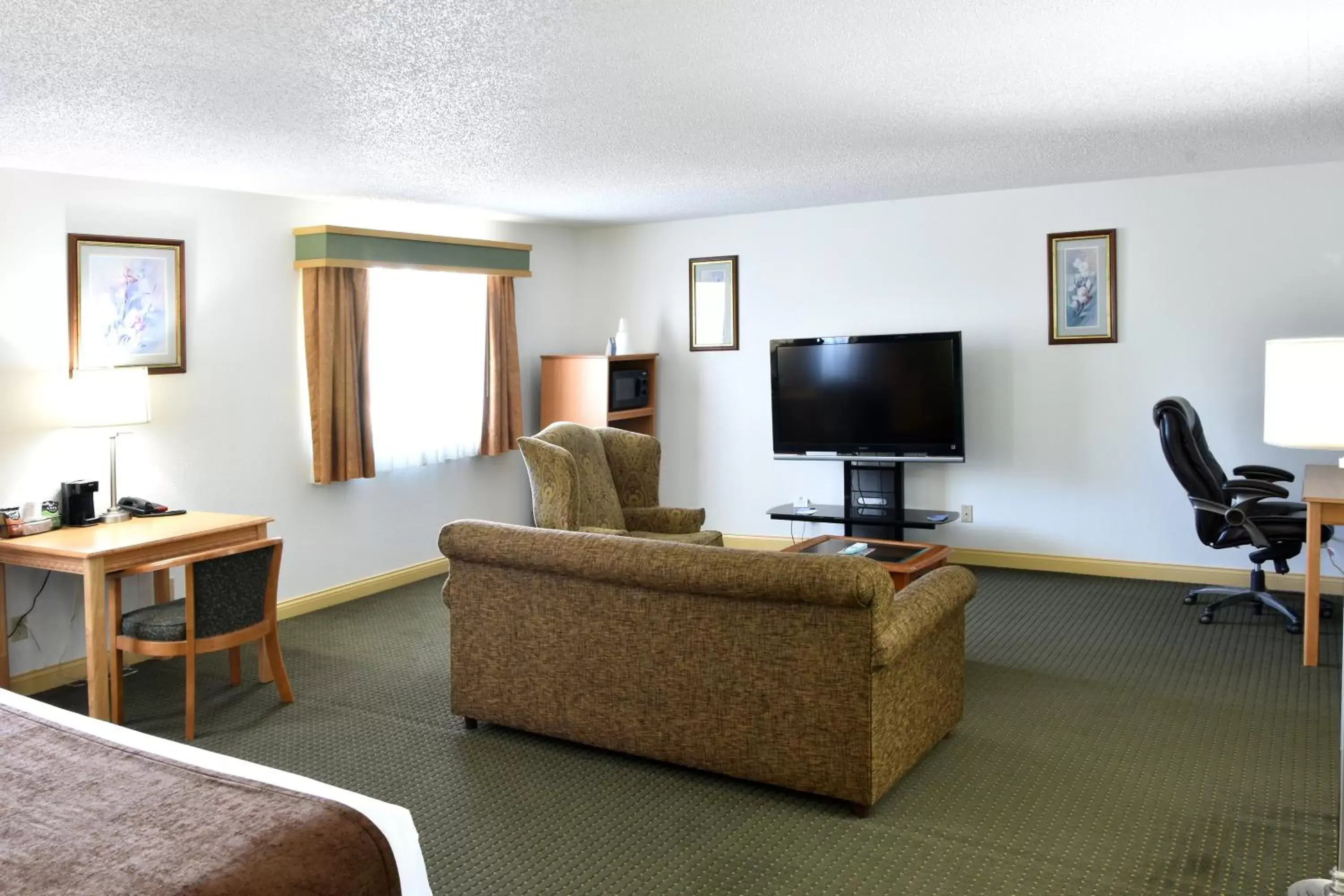 Bedroom, TV/Entertainment Center in Baymont by Wyndham Robinson