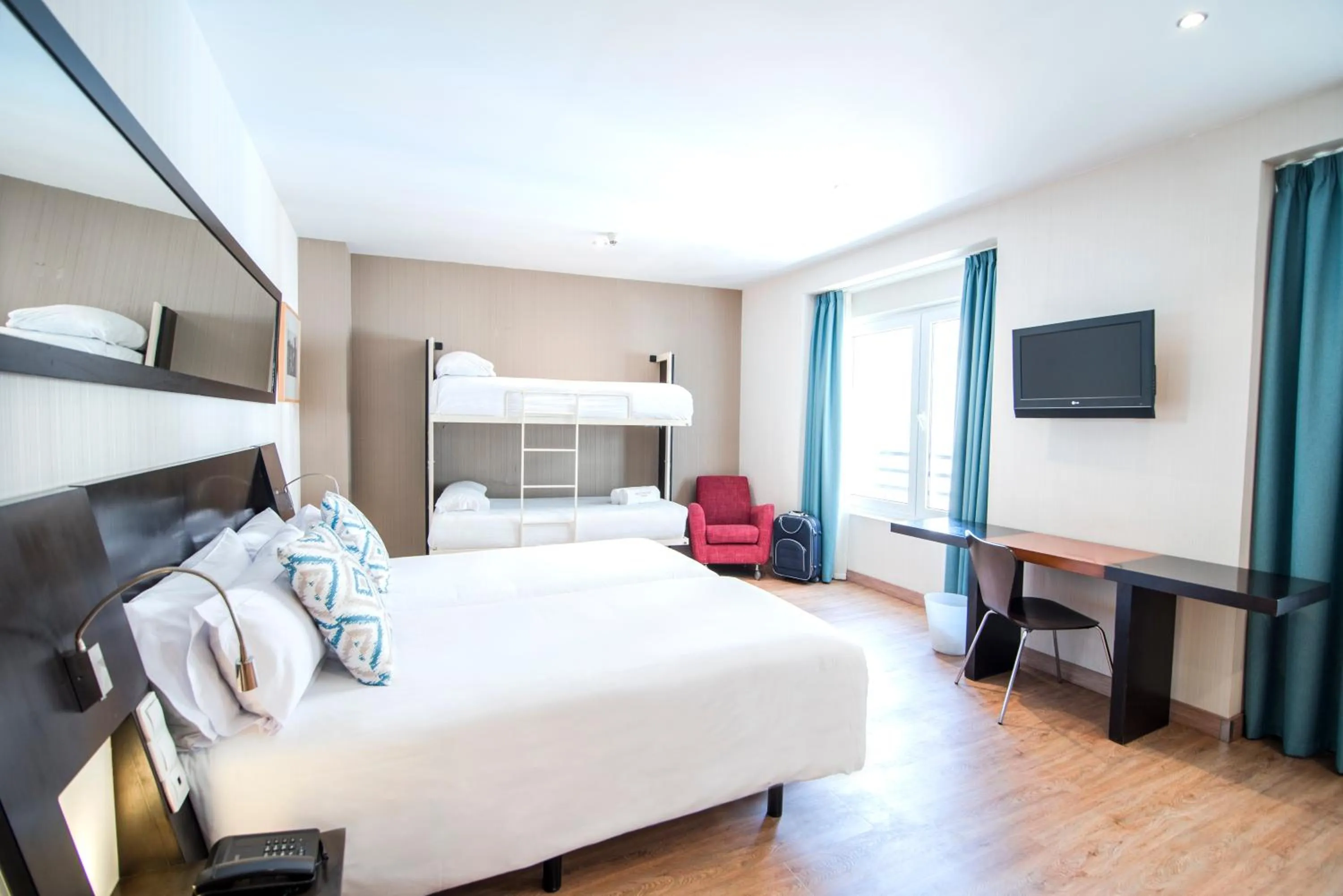 Photo of the whole room, Bed in Petit Palace Plaza de la Reina