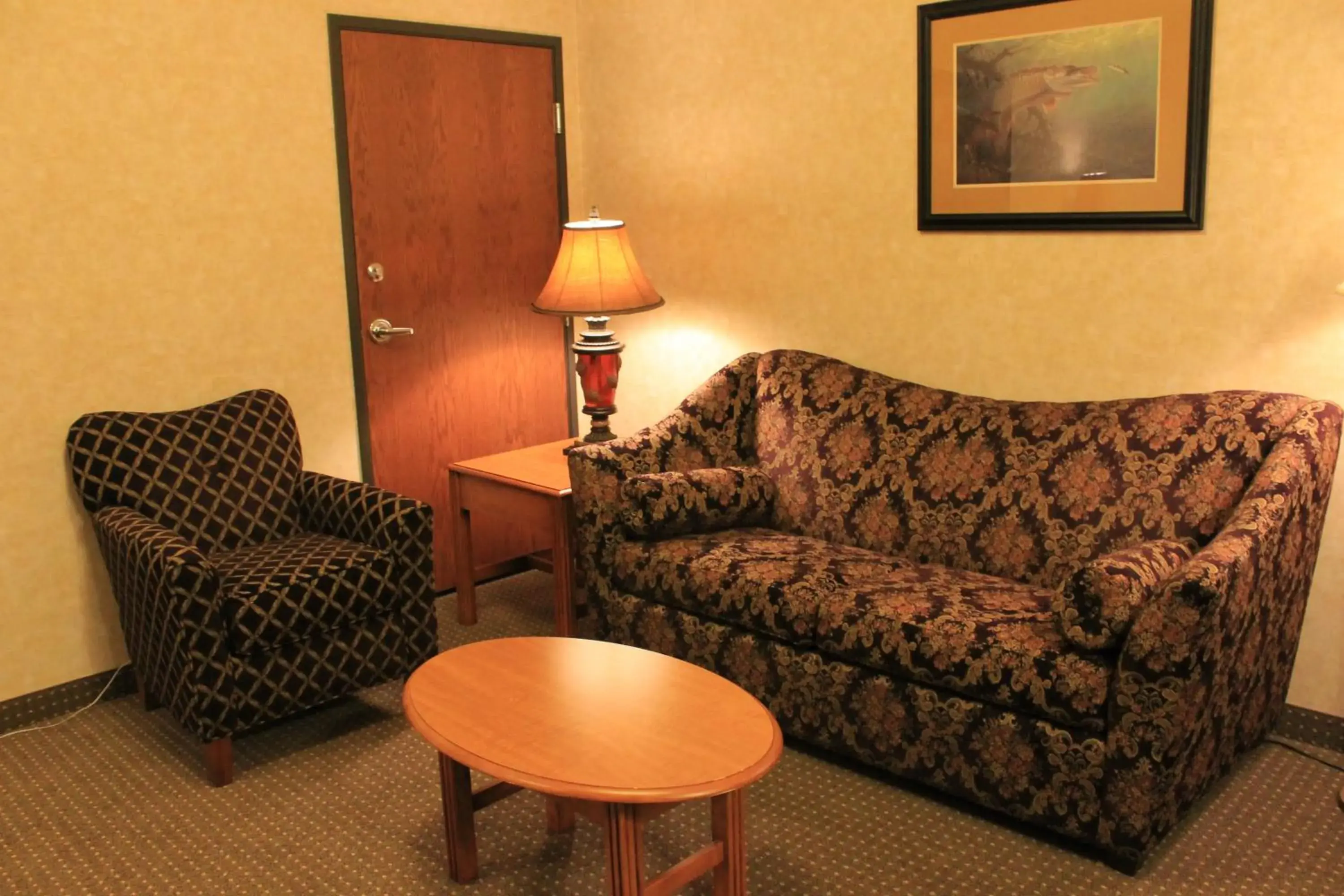 Living room, Seating Area in Rushmore Express & Suites