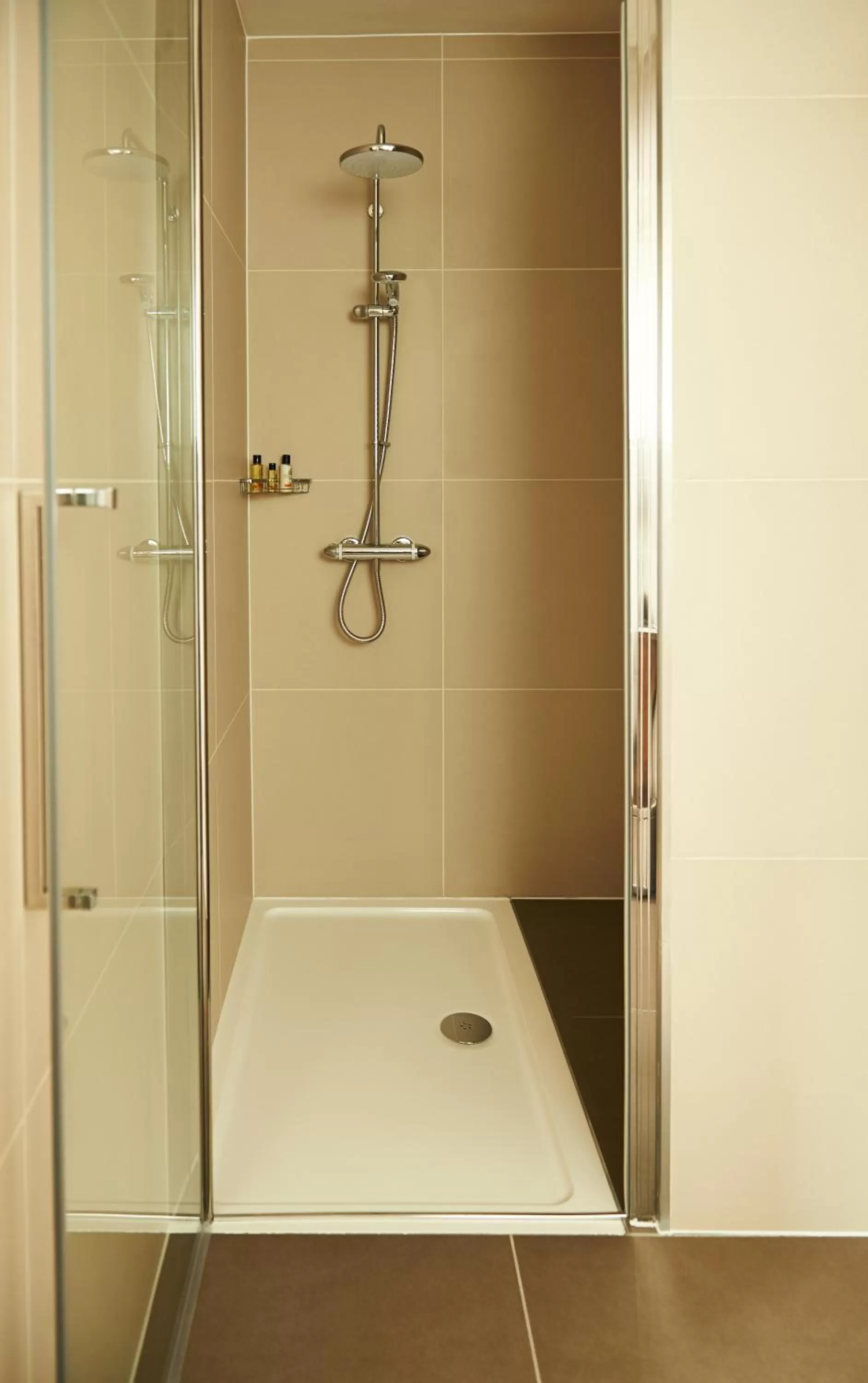 Shower in The Bull and The Hide