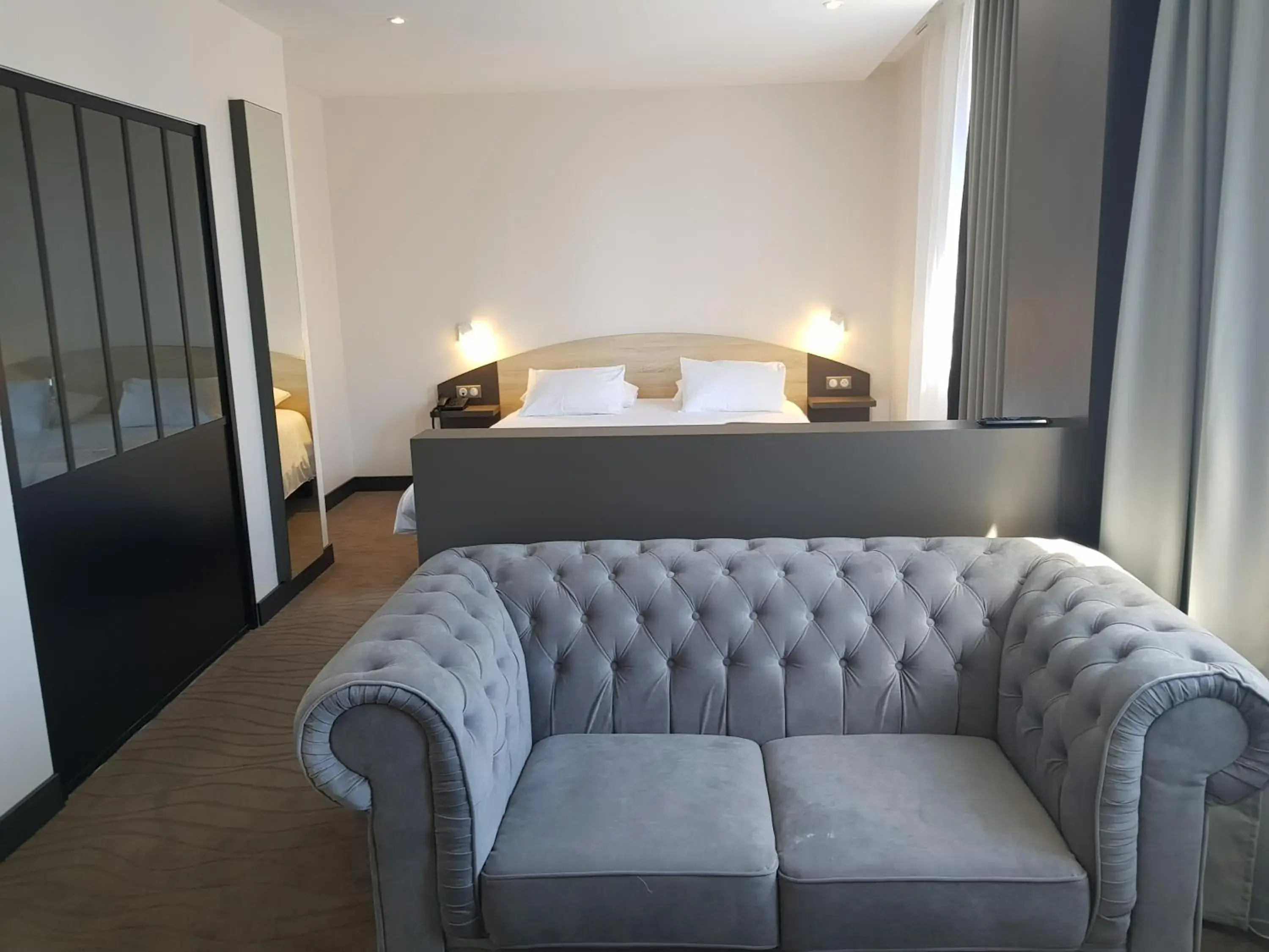Living room, Bed in Brit Hotel de Grignan Vichy