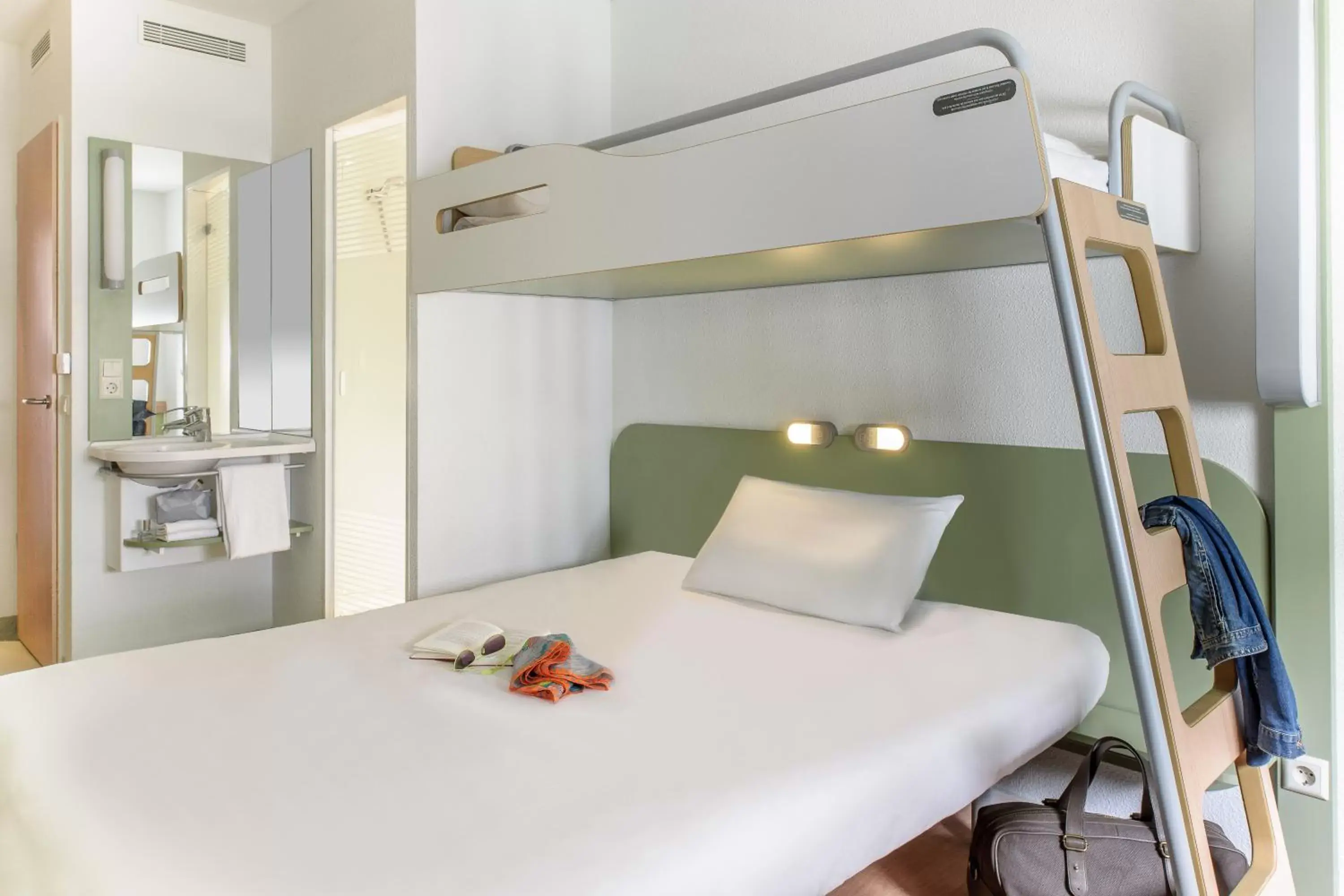 Bed, Bunk Bed in ibis budget Lugano Paradiso
