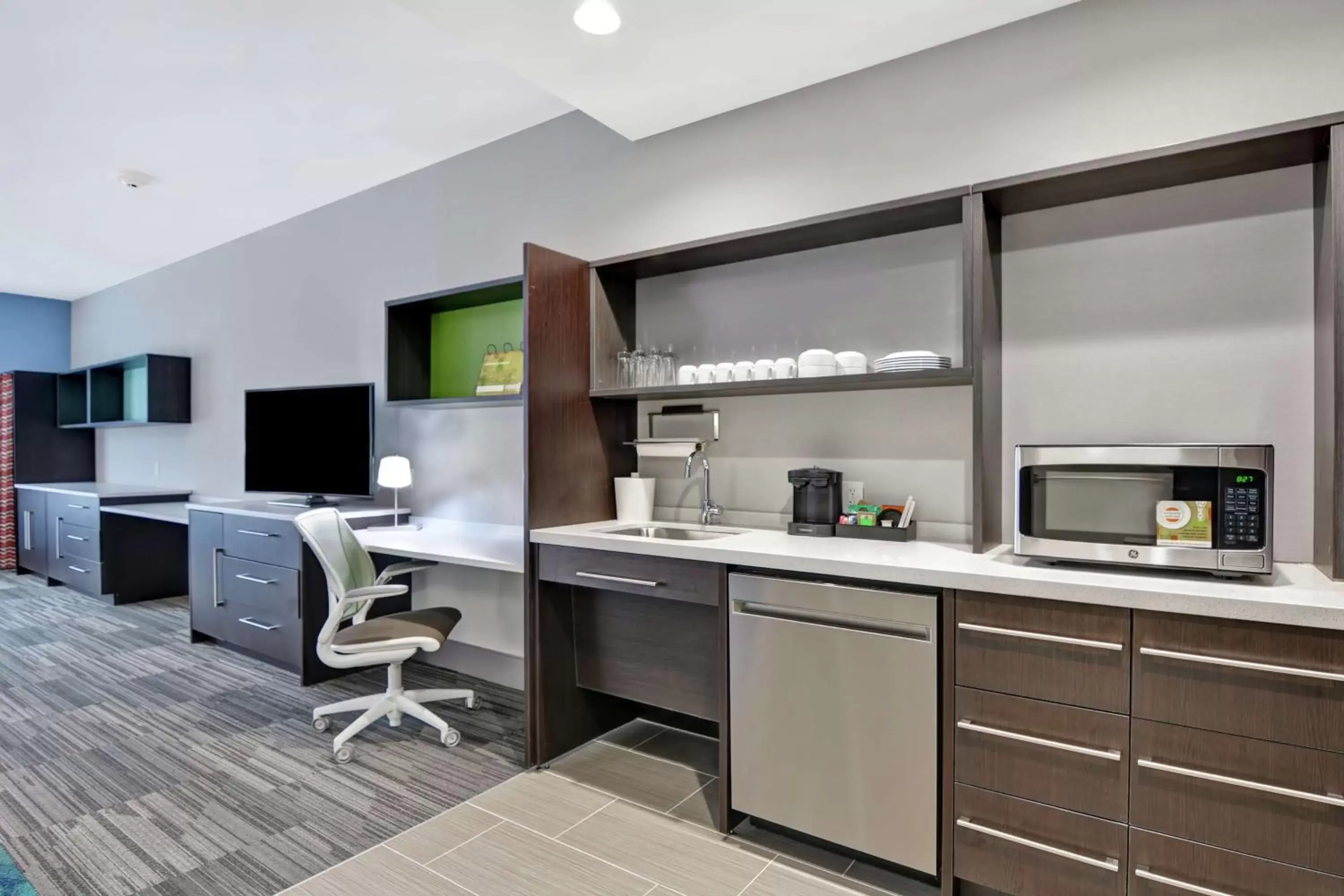 Bedroom, Kitchen/Kitchenette in Home2 Suites By Hilton Springdale