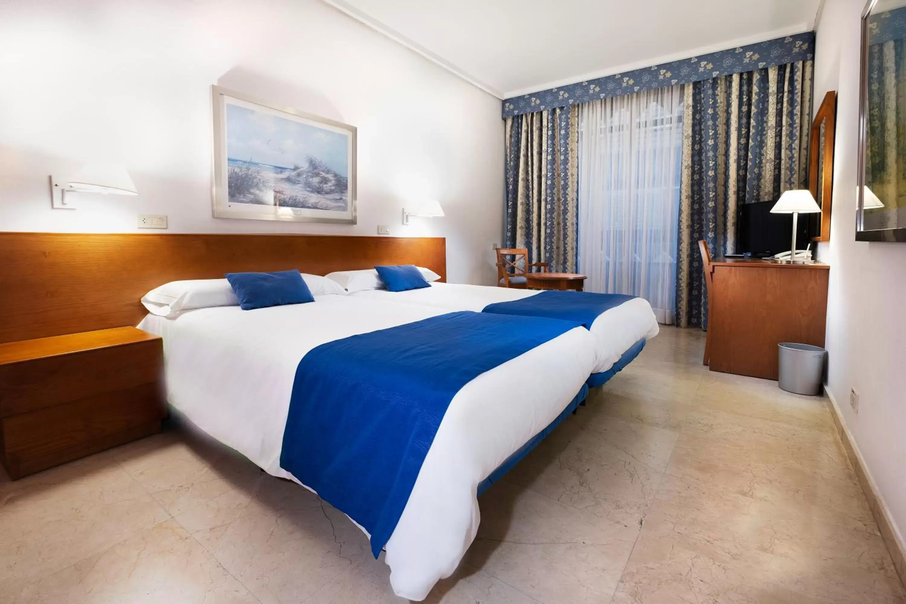 Bedroom, Bed in Hotel Concorde