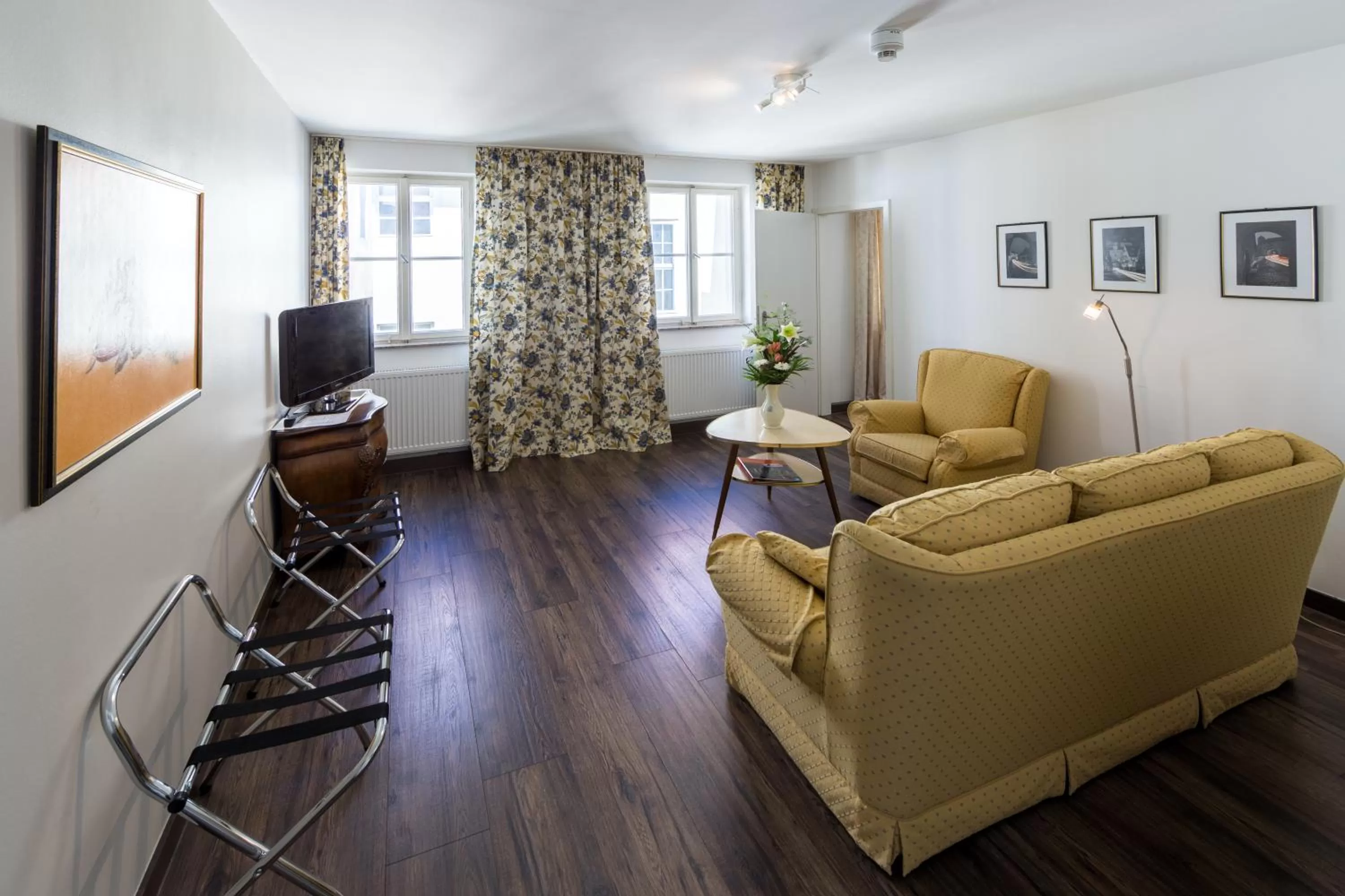 TV and multimedia in Historik Hotel Goldener Hirsch Rothenburg