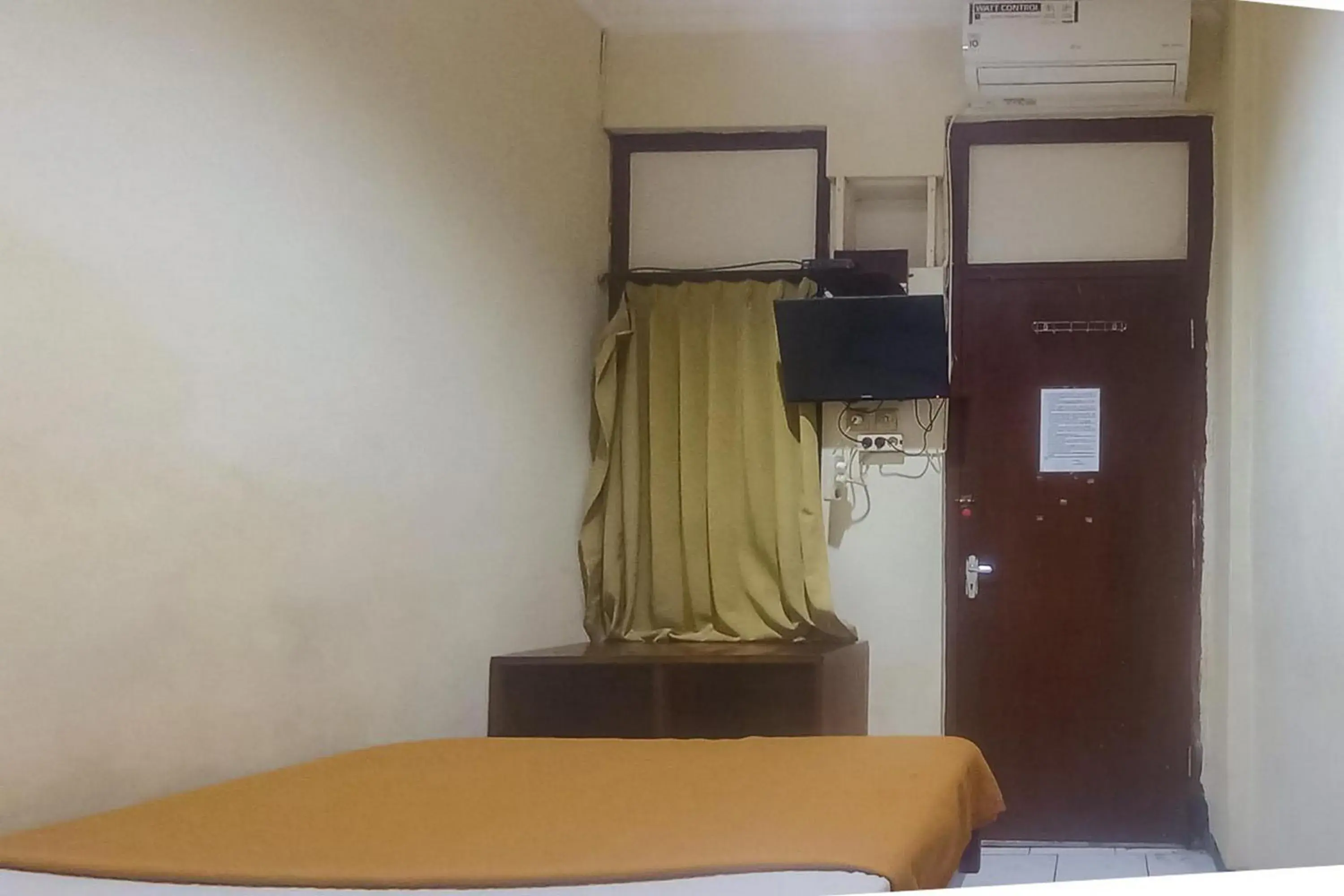 Bed, TV/Entertainment Center in Hotel Malang near Alun Alun Malang RedPartner