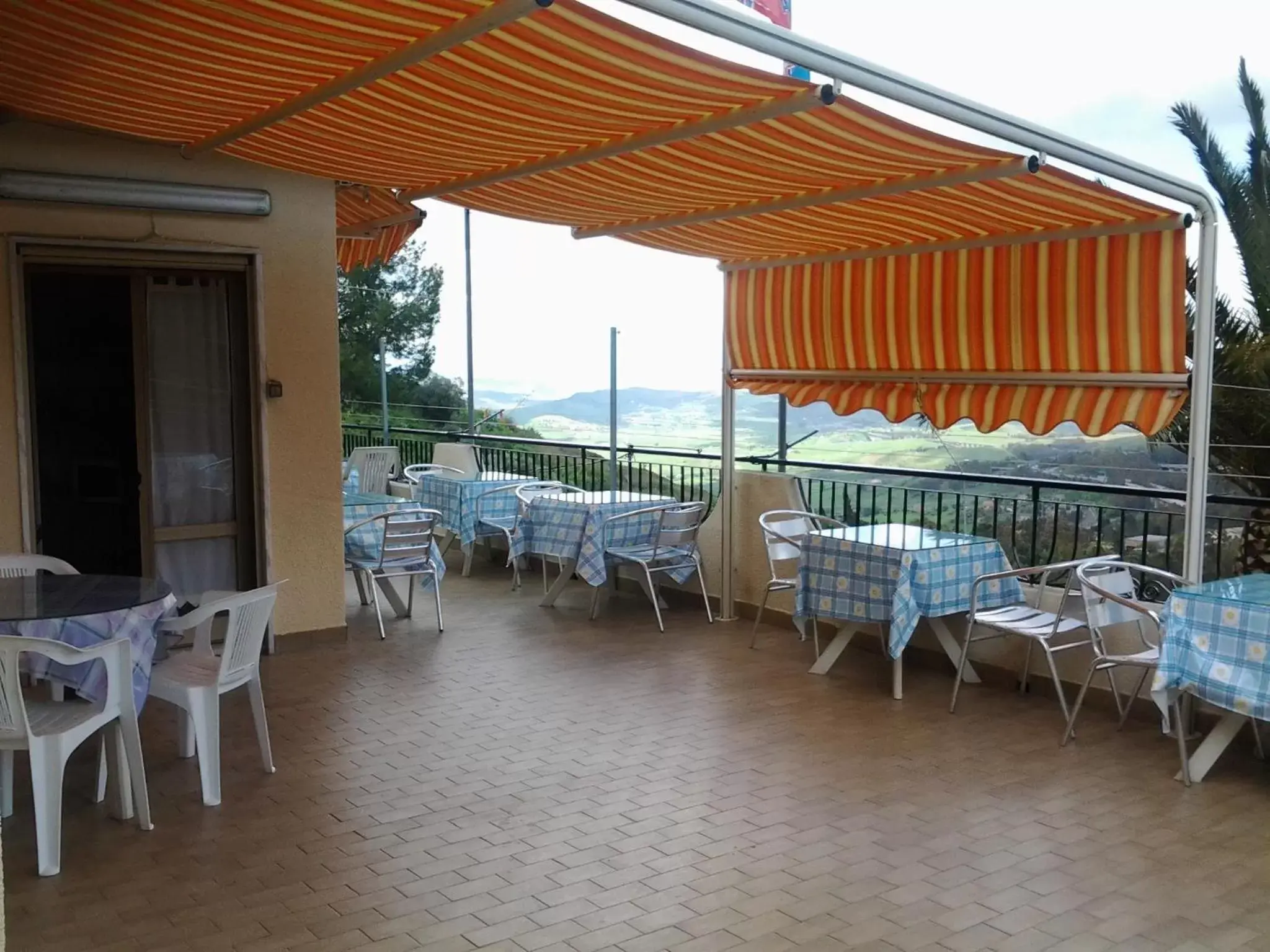 Balcony/Terrace, Restaurant/Places to Eat in B&B ed affittacamere da Pietro