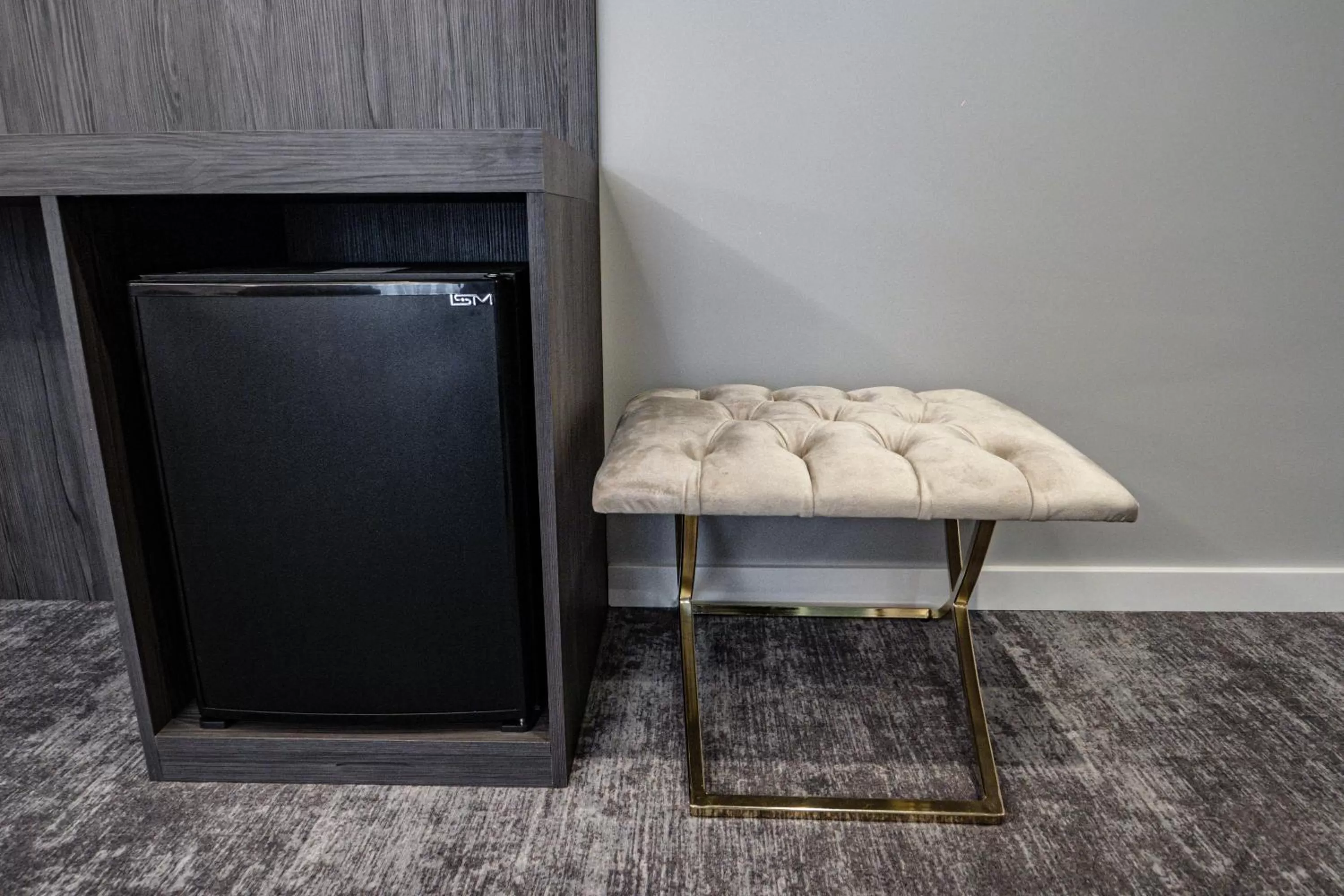 oven, TV/Entertainment Center in Caprice Complex